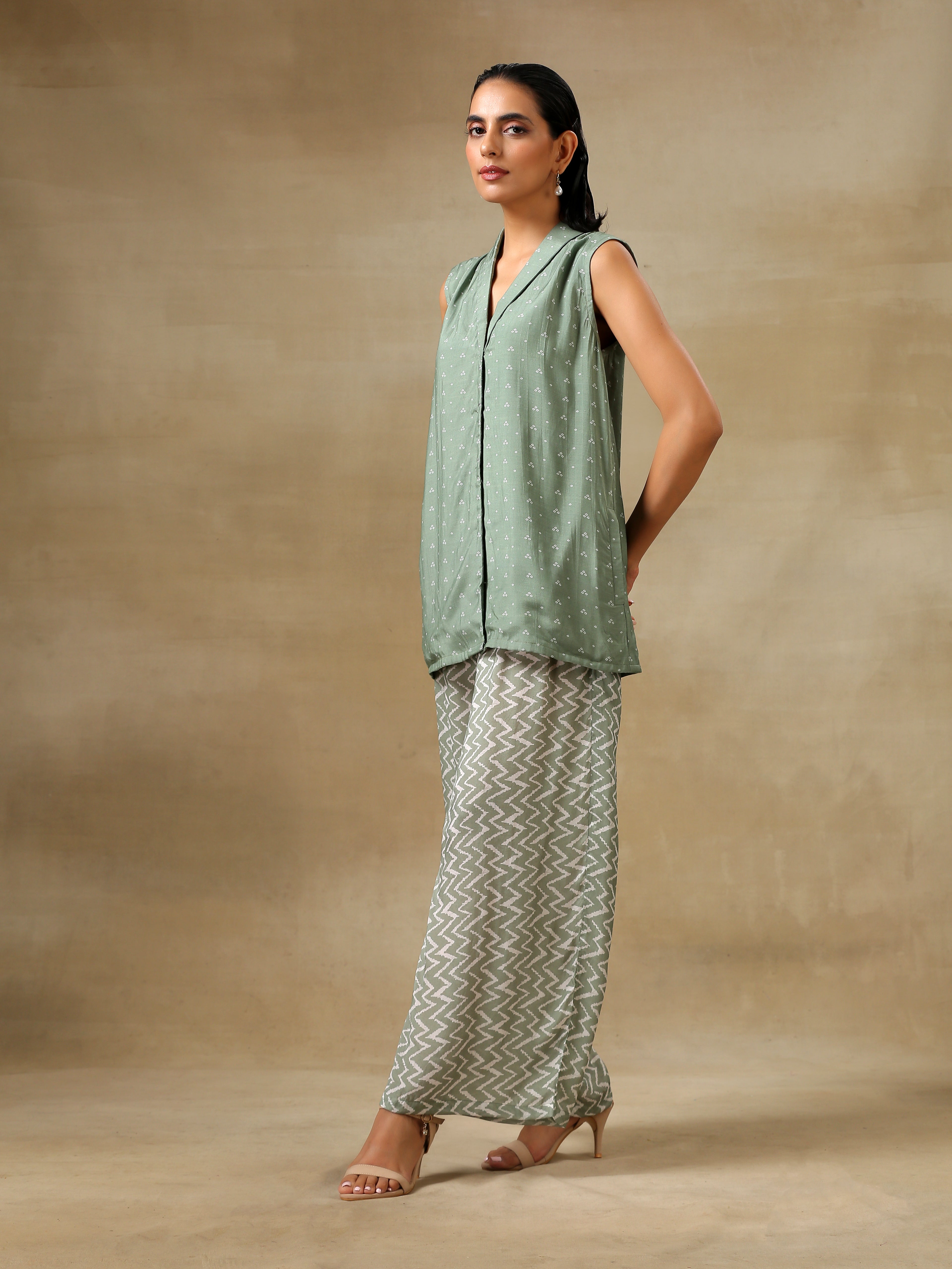 trueBrowns Light Green Bandhani Printed Silk Sleevesless Jacket Pant Set