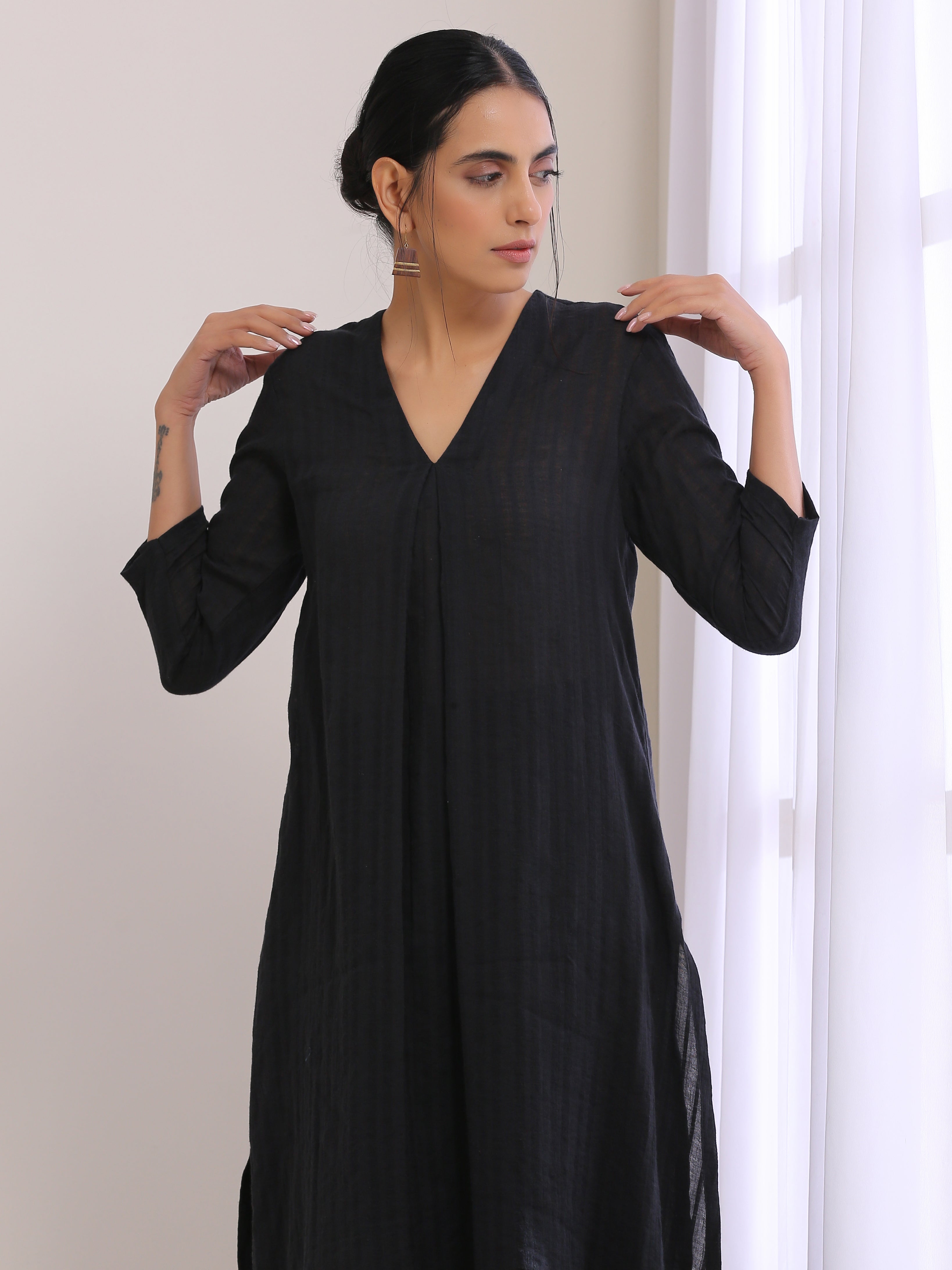 trueBrowns Black Dobby Neck Pleat Kurta Pant Set