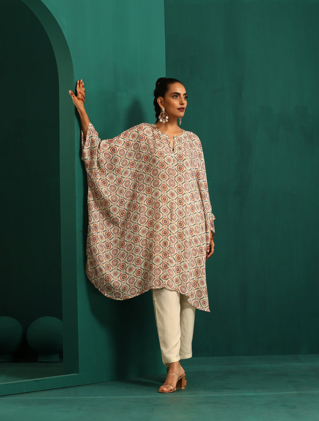 trueBrowns Off White Circle Floral Muslin Silk Printed Kaftan Pant Set