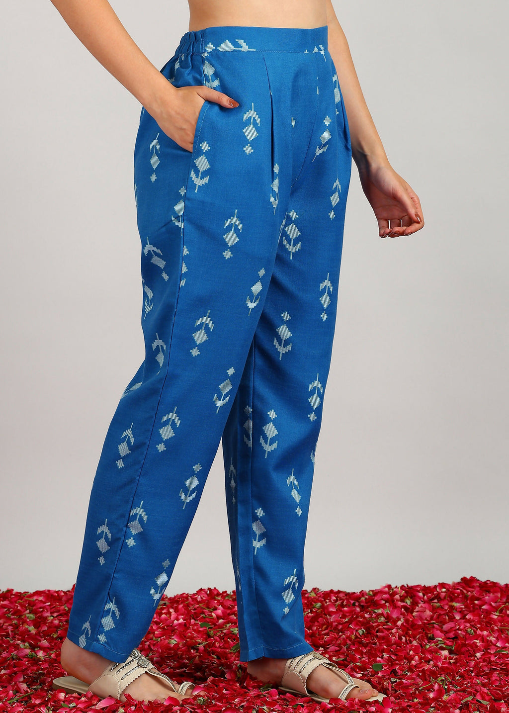 Aavyora Women's Blue Ikat Printed Ethnic Co-ord Set