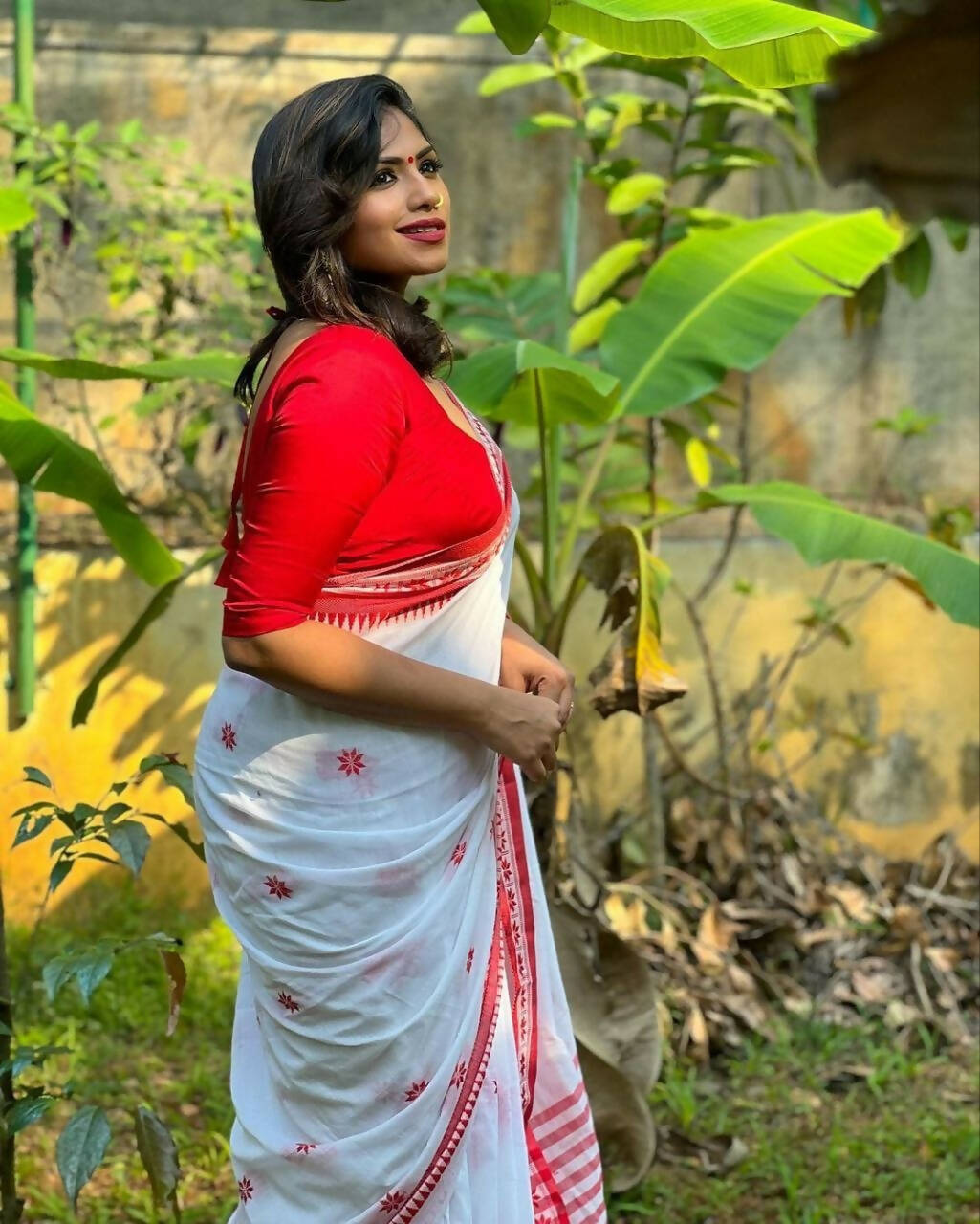 DEIANA'S Beautiful Designer Golden zari Soft Cotton Saree - White