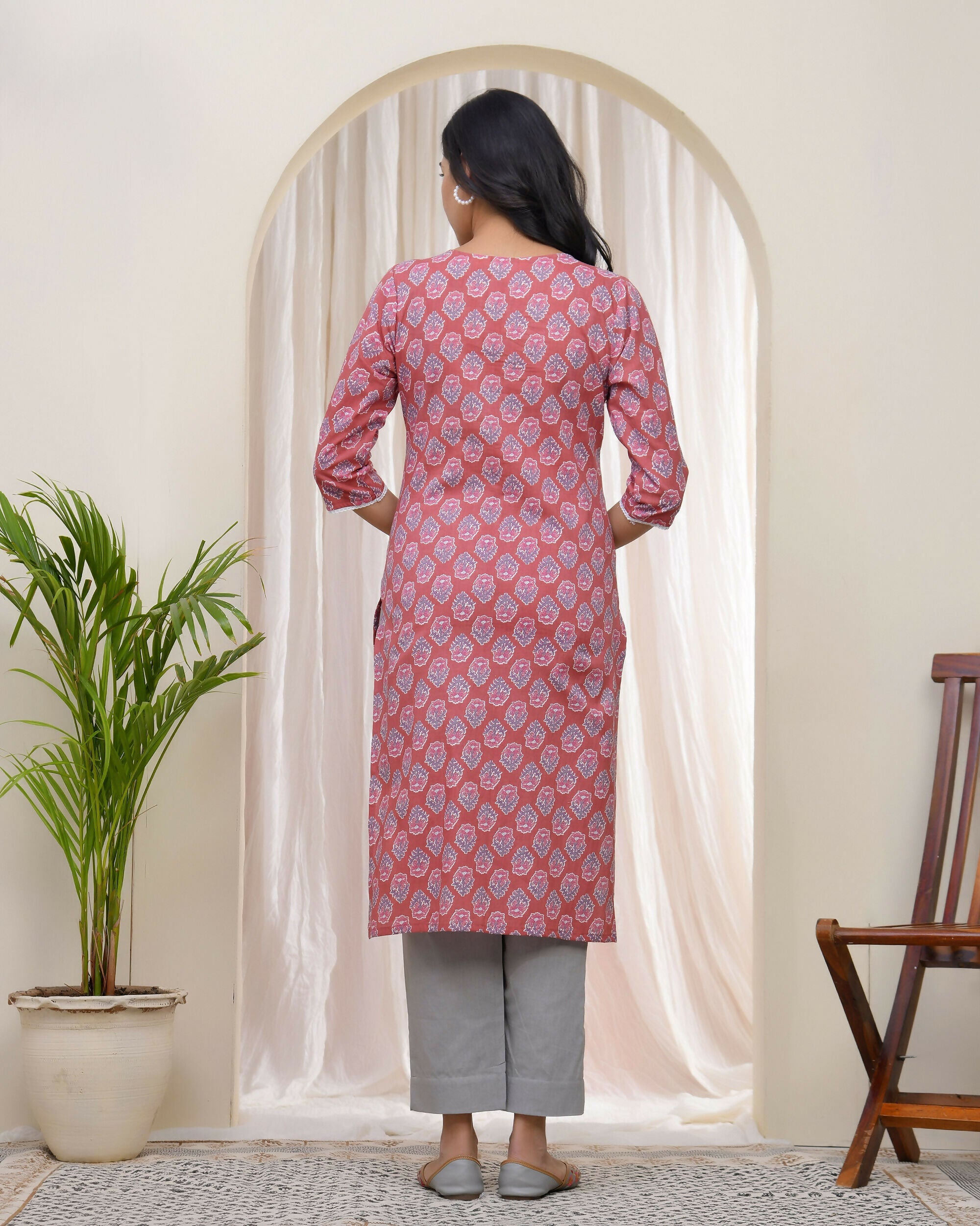 Vaasva Women Pink Cotton Printed Straight Kurti With Pant