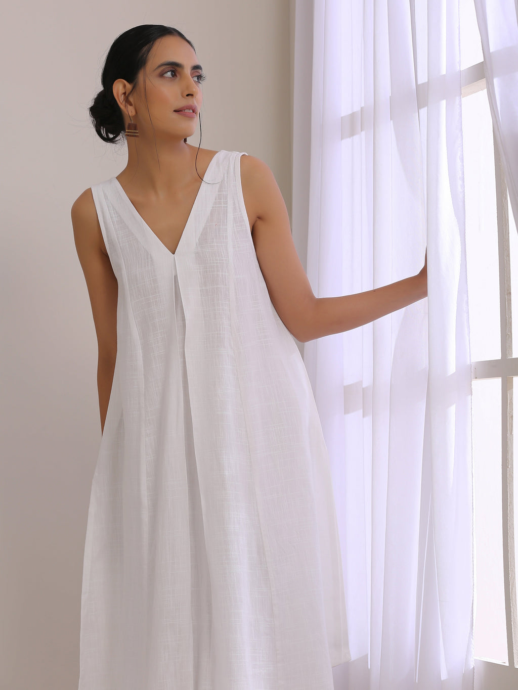 trueBrowns White Slub Texture Sleeveless Flared Kurta Pant Set