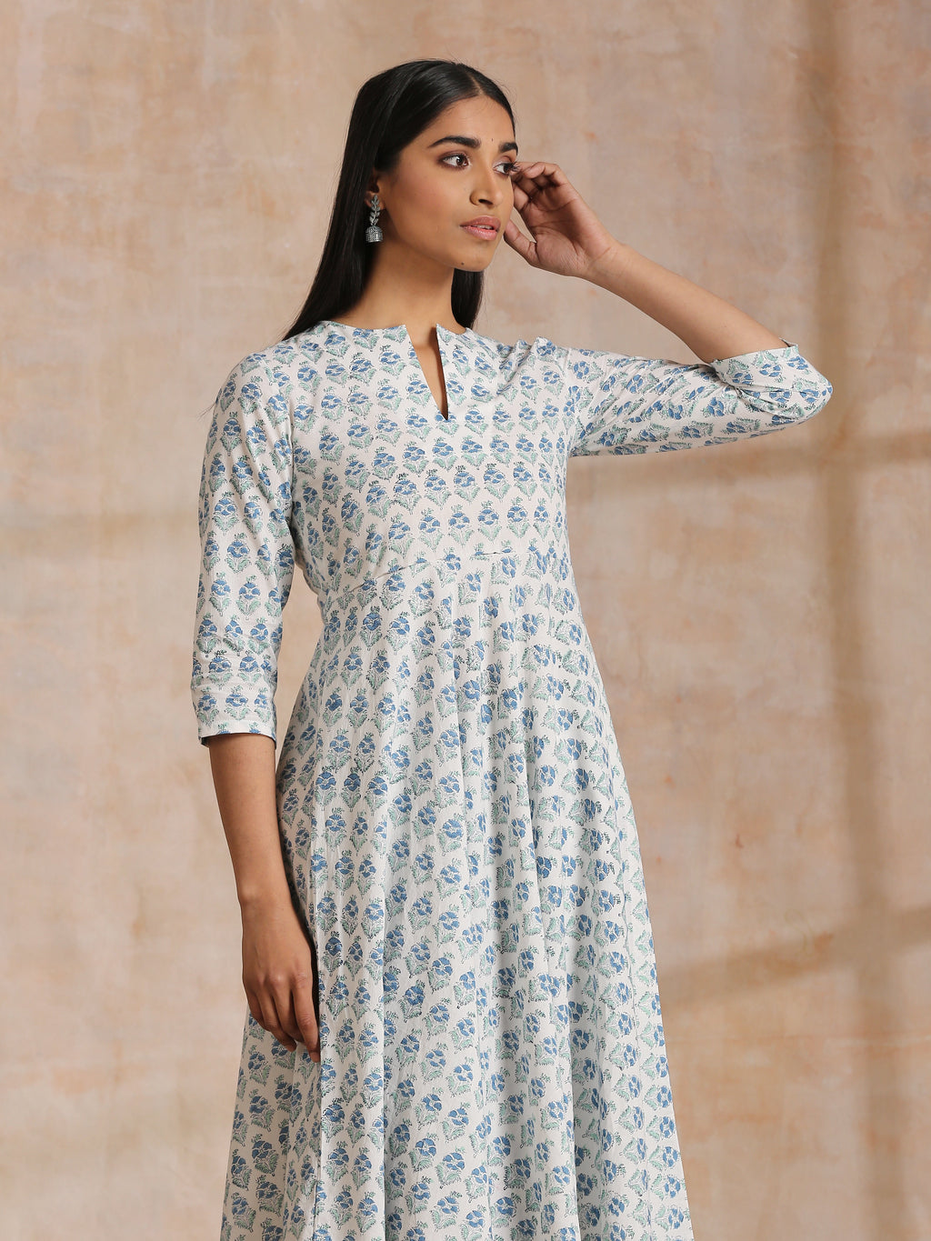 trueBrowns White With Blue Green Buta Print Cotton Flared Kurta Pant Set