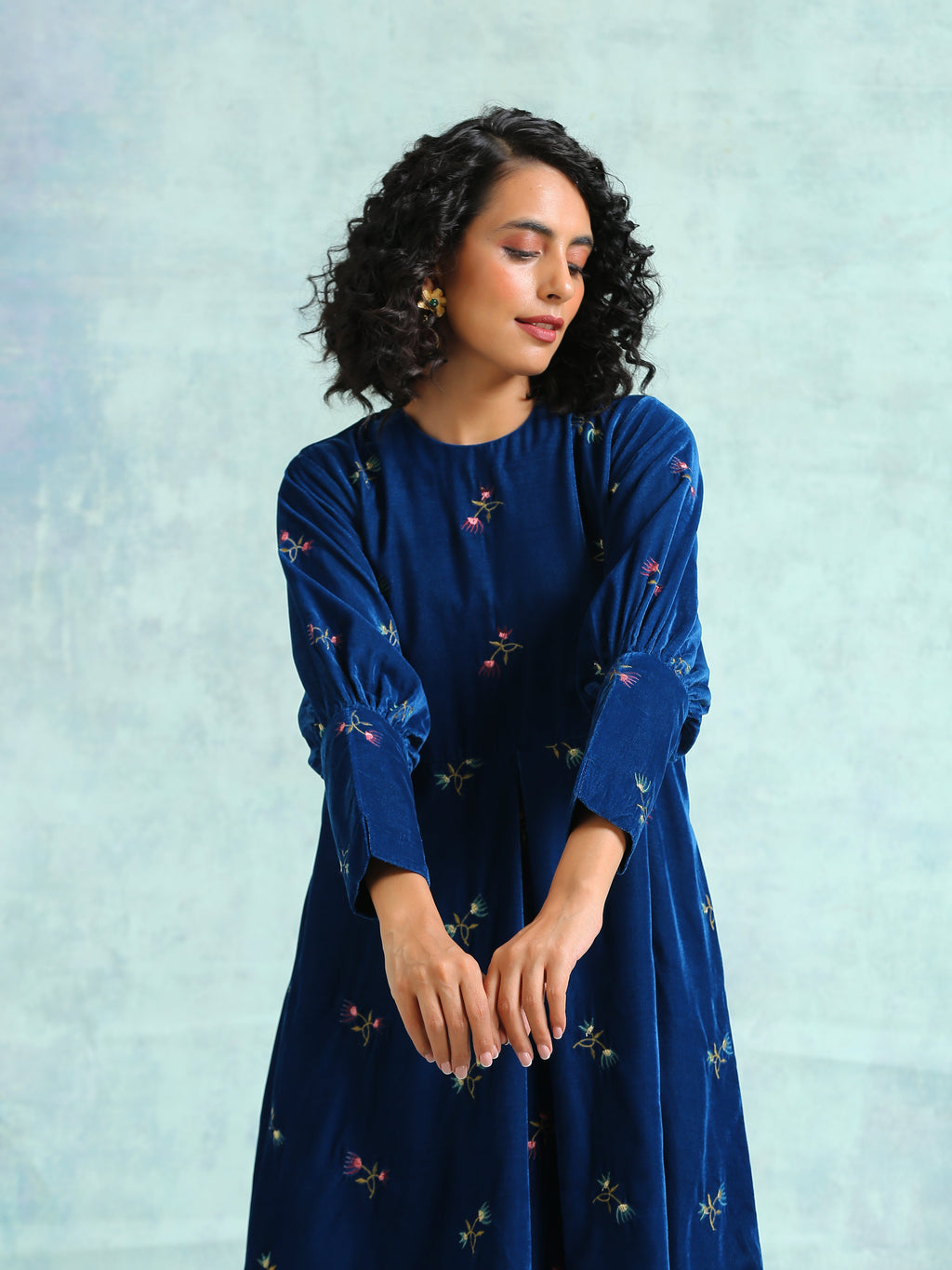 trueBrowns Blue Embroidered Velvet Puff Sleeve Kurta
