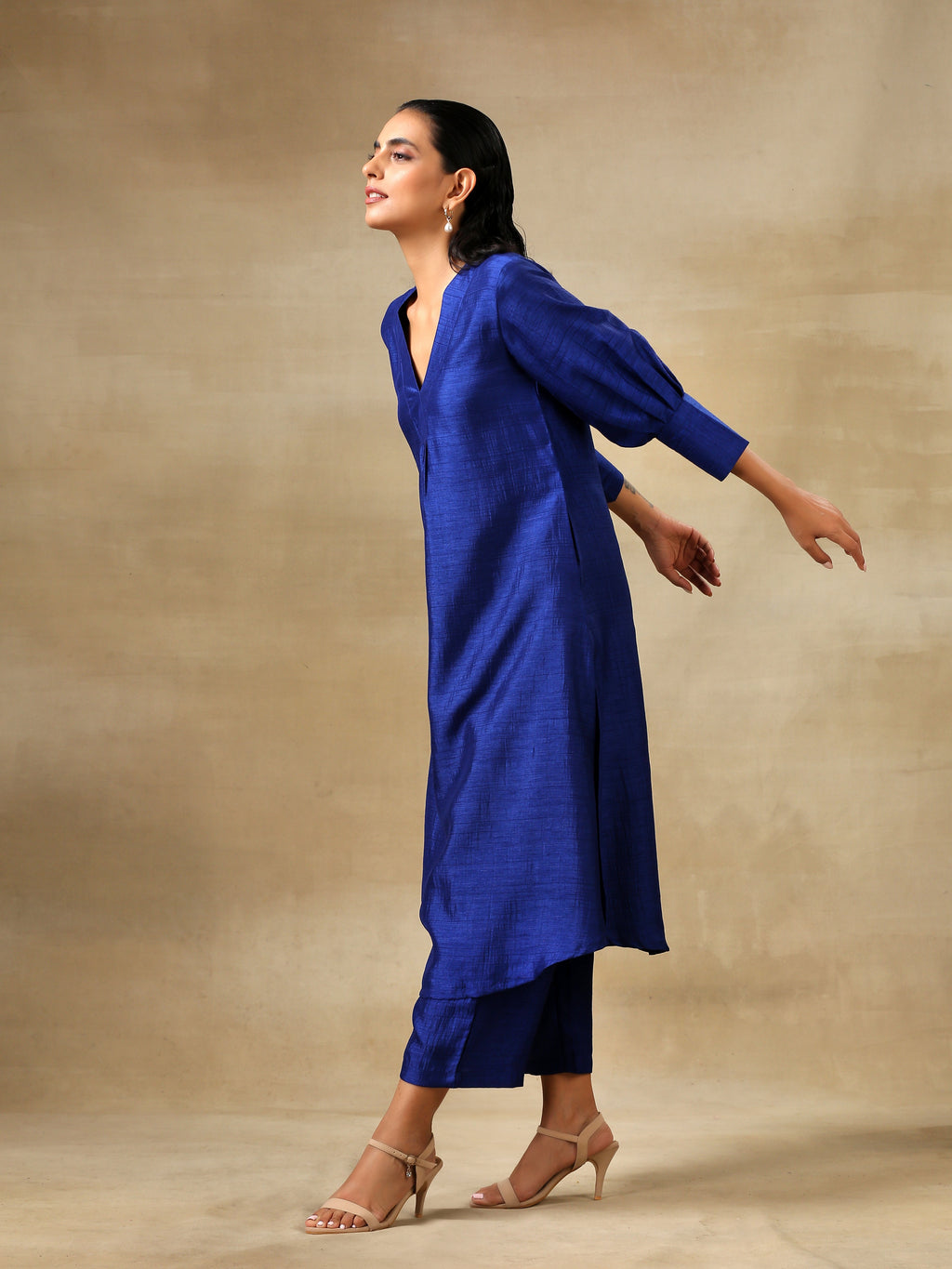 trueBrowns Blue Textured Silk Puff Sleeve Kurta Pant Set