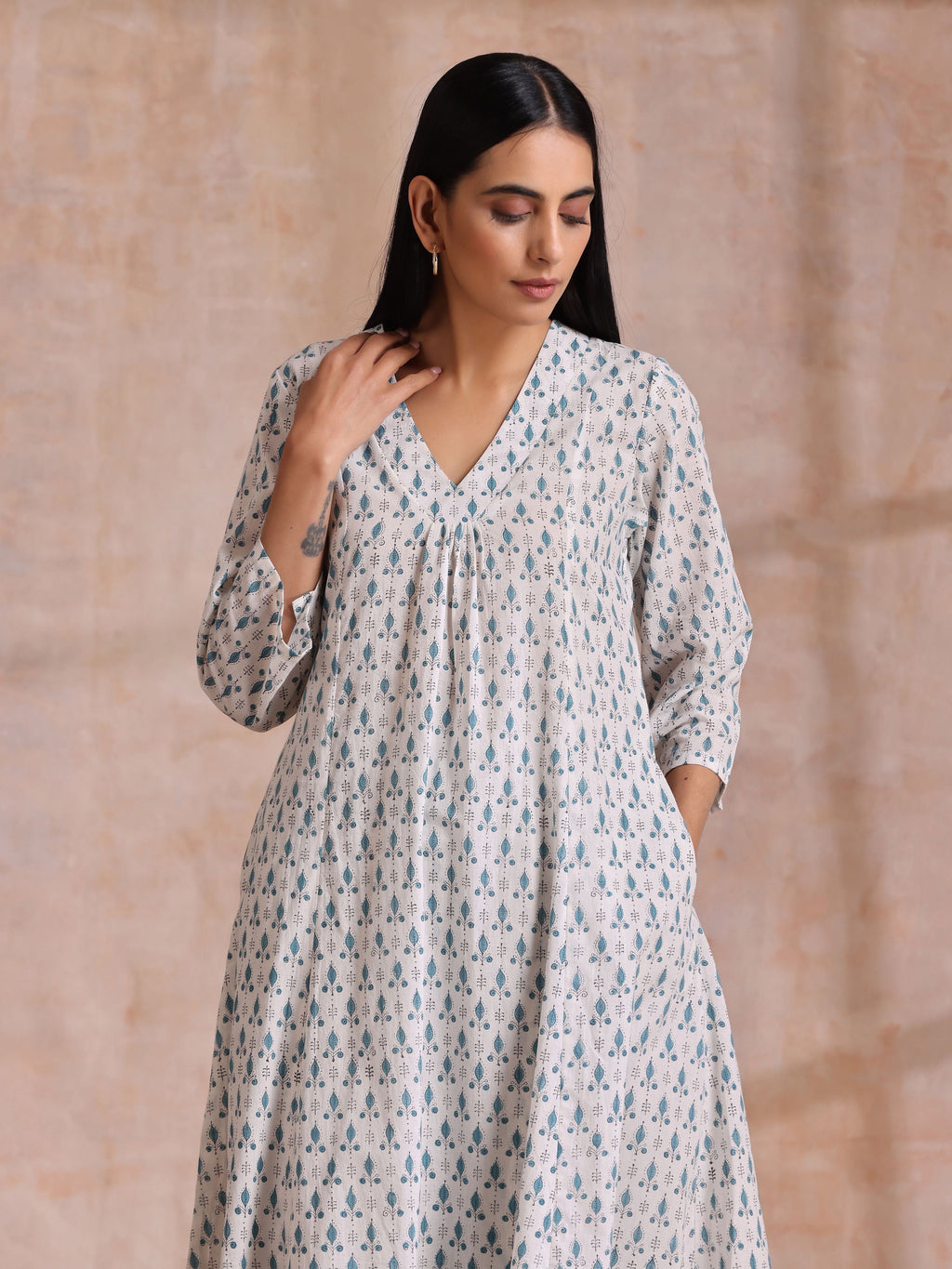 trueBrowns White With Teal Buta Block Print Cotton Front Neck Gathered Kurta Pant Set
