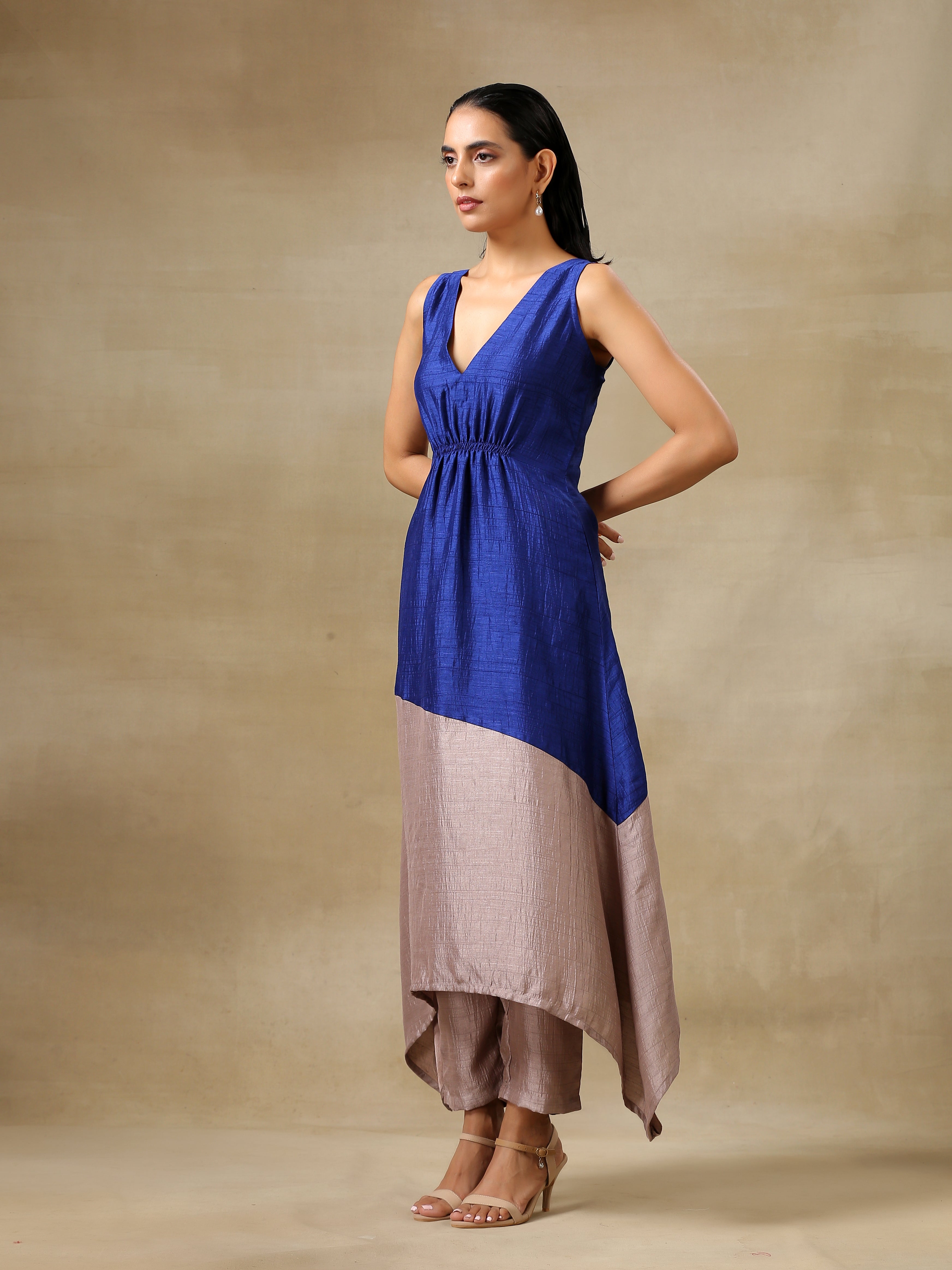 trueBrowns Blue and Grey Textured Silk Sleeveless Round Hemline Kurta Pant Set