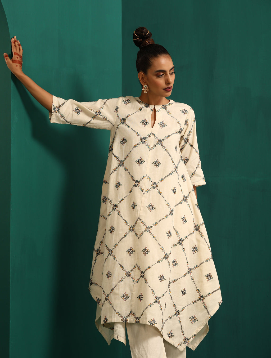 trueBrowns Ivory Rhombus Cotton Handkerchief Kurta Pant Set