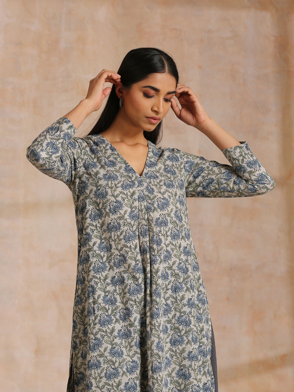 trueBrowns Blue Grey Overall Floral Block On White Print Cotton Kurta Pant Set