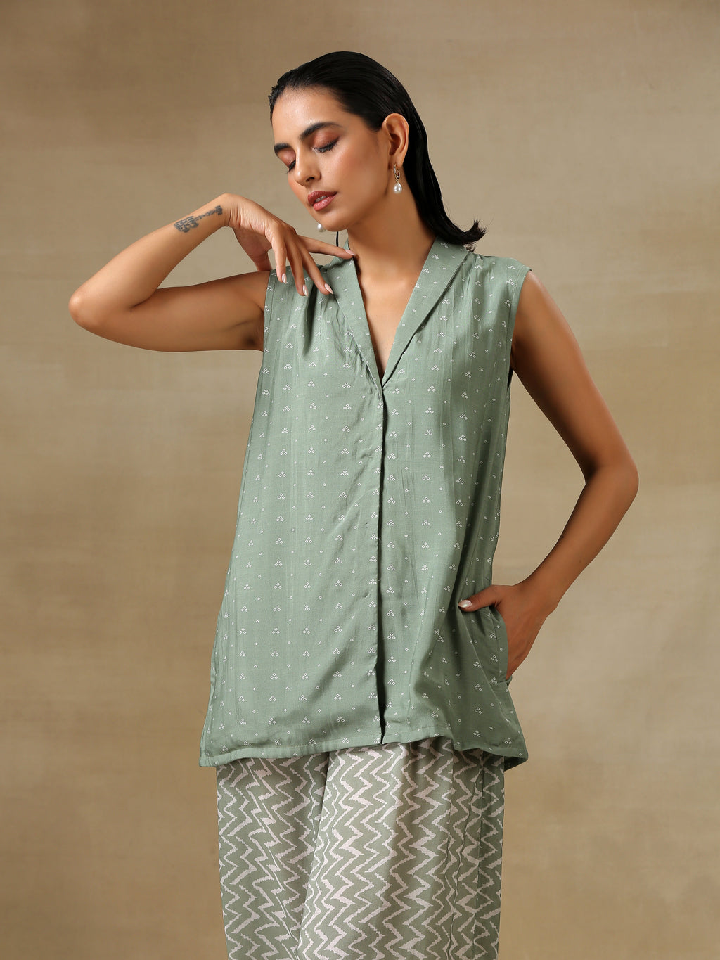 trueBrowns Light Green Bandhani Printed Silk Sleevesless Jacket Pant Set