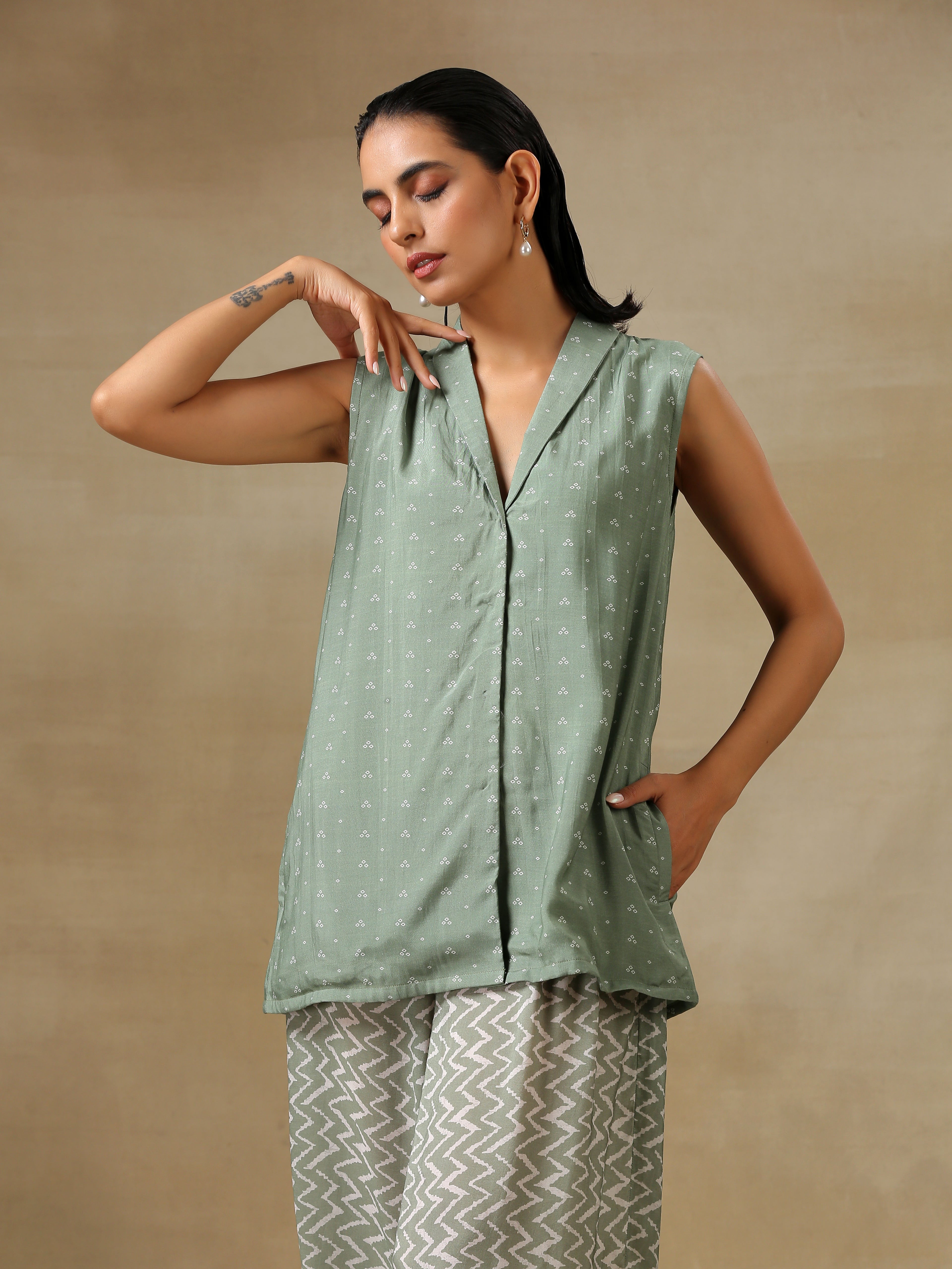trueBrowns Light Green Bandhani Printed Silk Sleevesless Jacket Pant Set