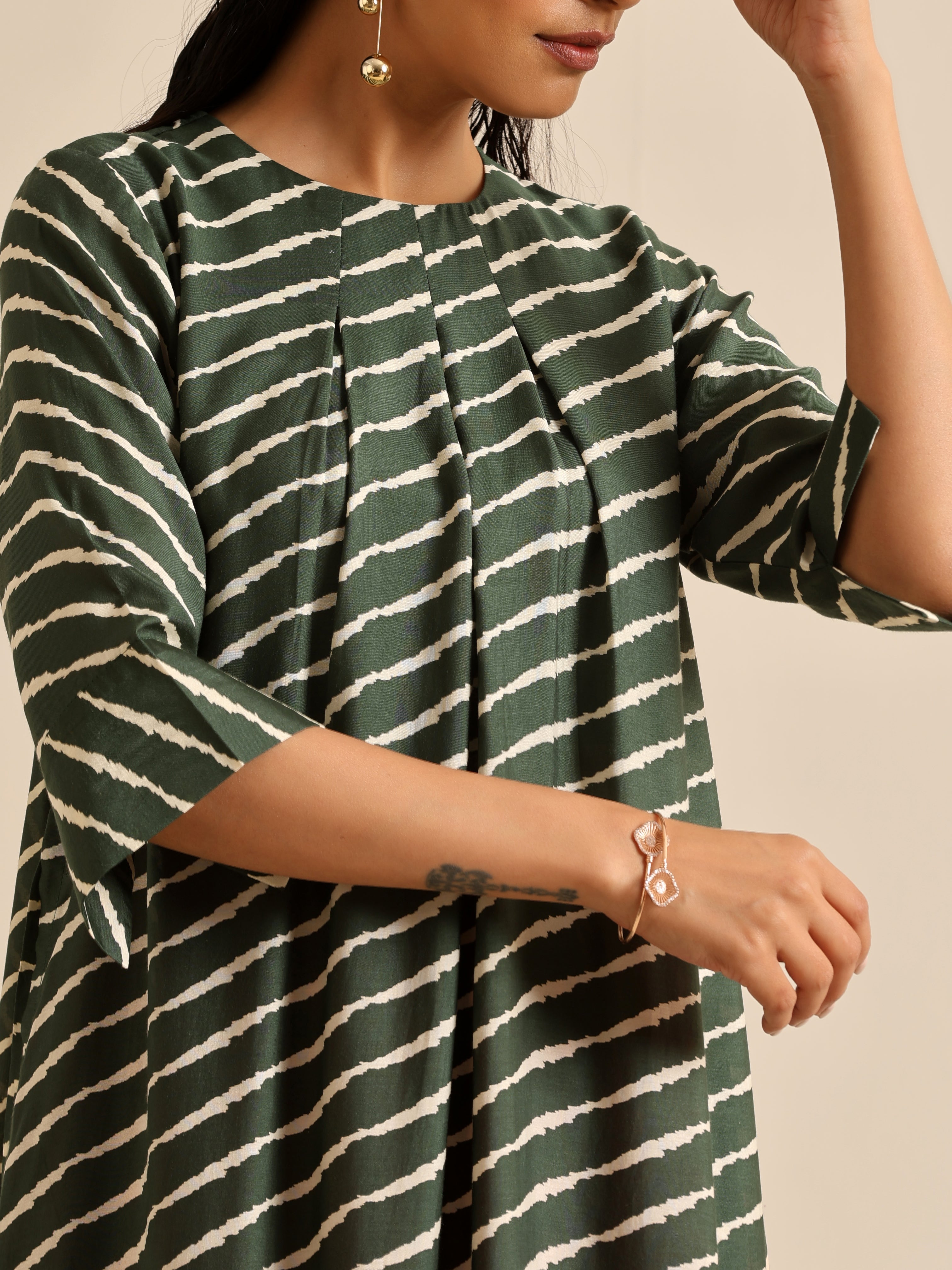trueBrowns Dark Green Lehariya Printed Silk Kurta Pant Set