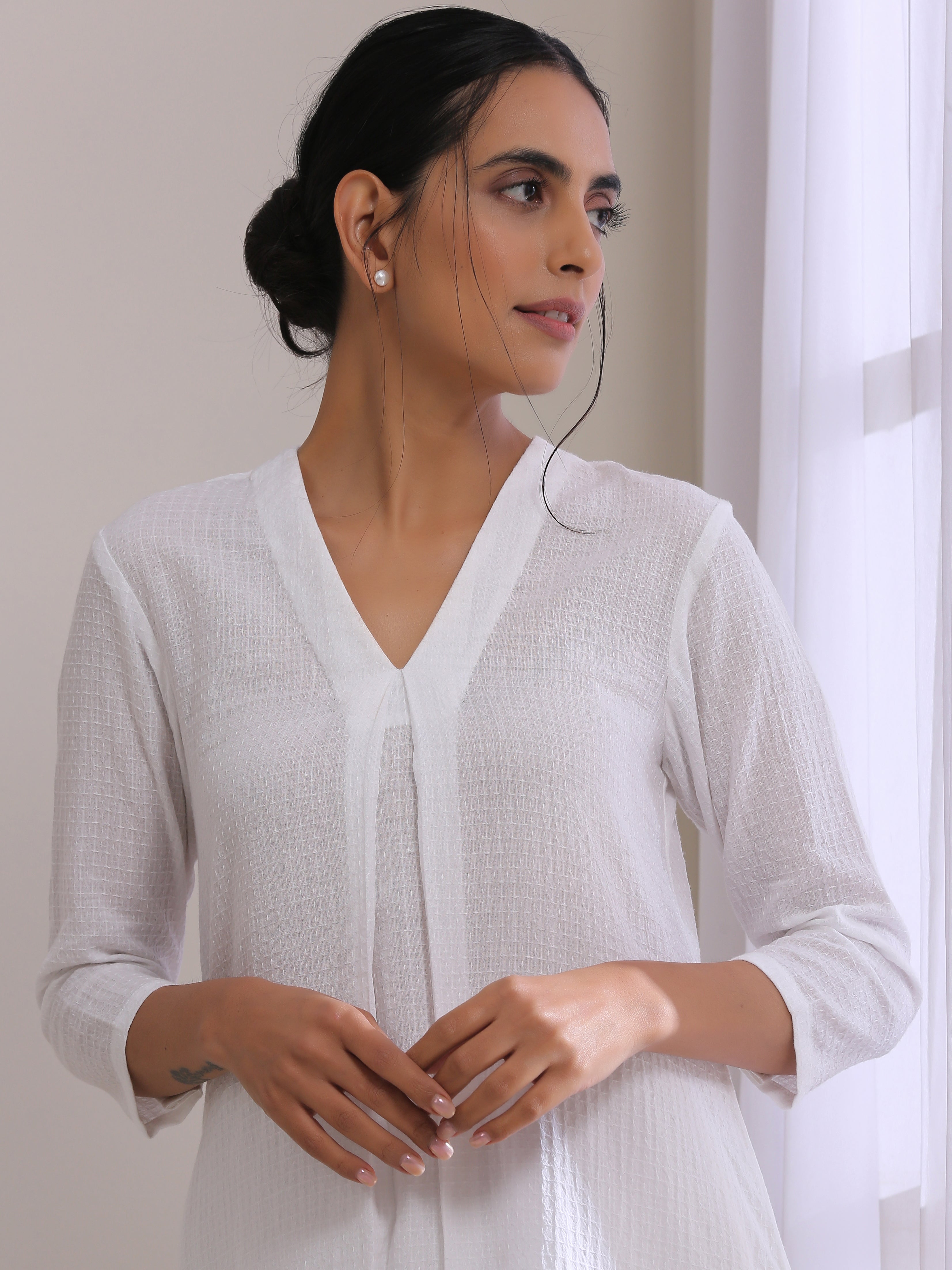 trueBrowns White Dobby Neck Pleat Kurta Pant Set