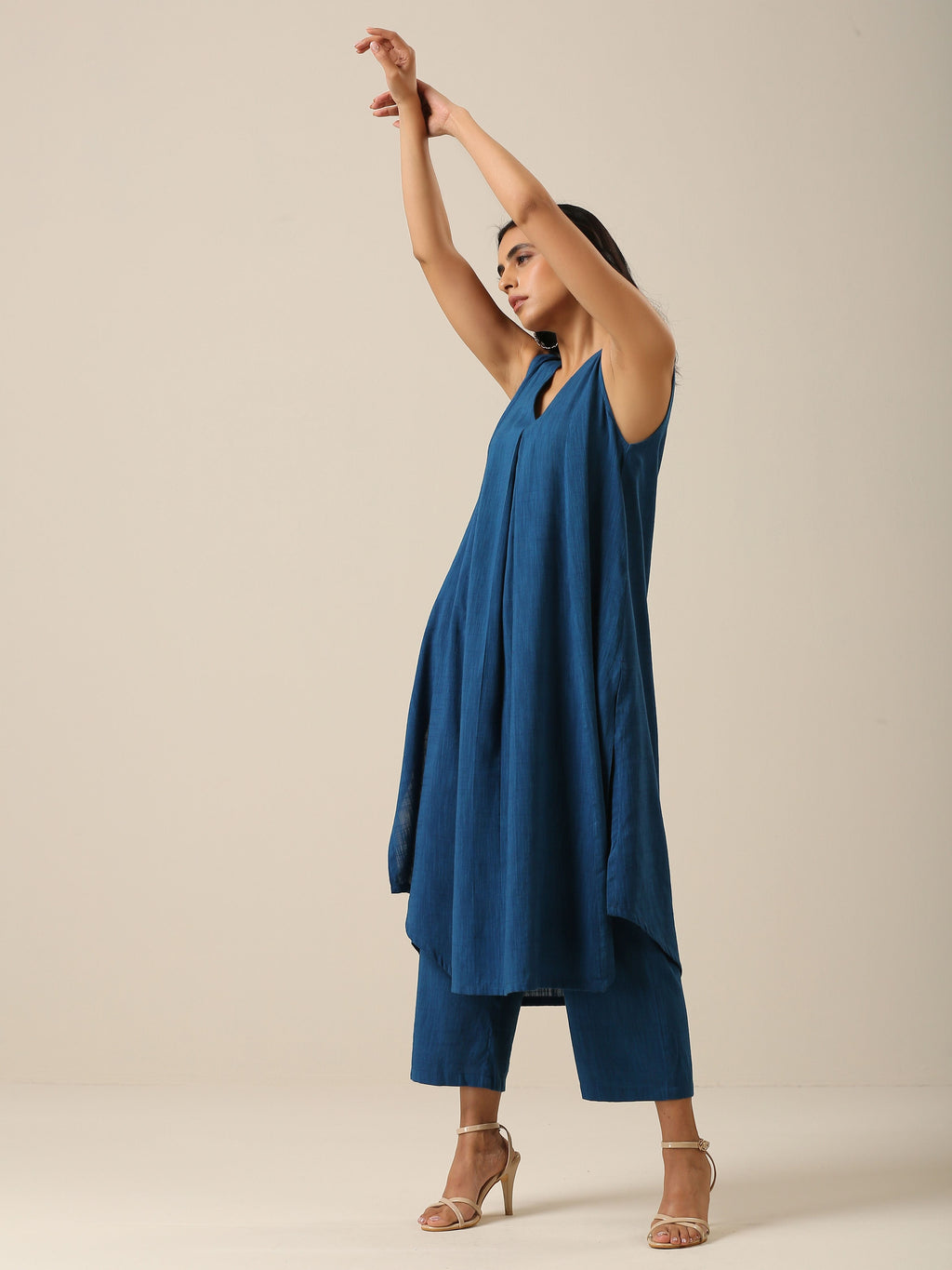 trueBrowns Classic Blue Slub Texture Sleeveless Flared Kurta Pant Set