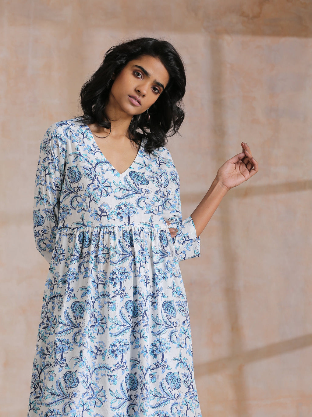 trueBrowns White With Overall Blue Print Cotton Slit Gathered Kurta Set