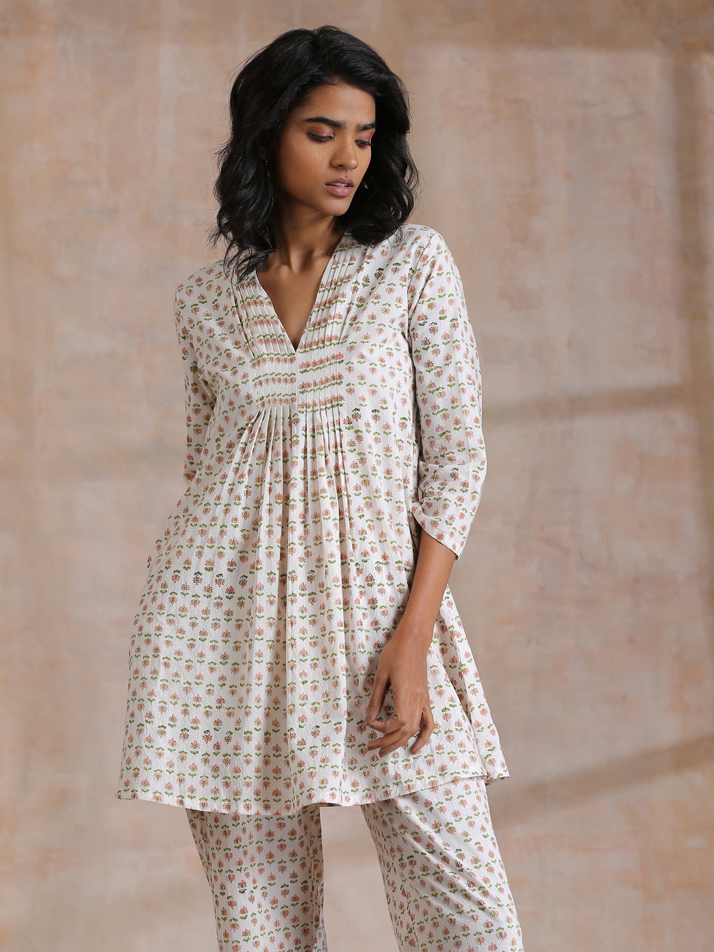 trueBrowns White With Small Floral Booti Print Cotton Pleated Co-Ord Set