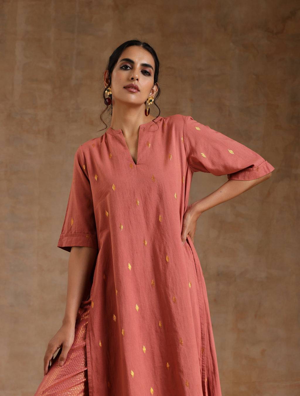trueBrowns Blush Gold Cotton Relaxed High-Low Kurta Set