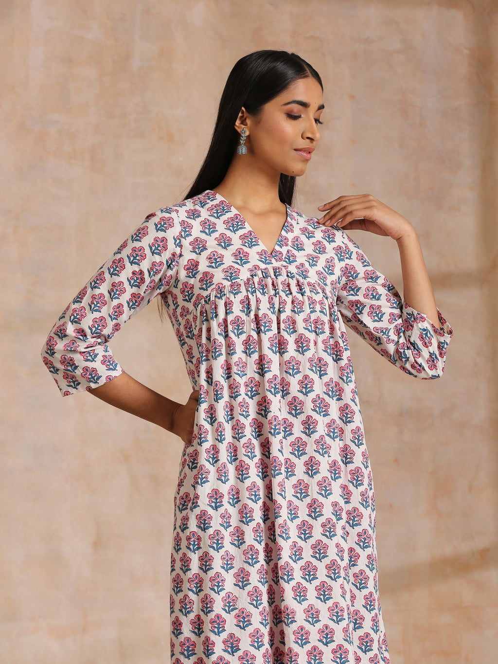 trueBrowns White With Pink Blue Floral Block Print Cotton Flared Slit Kurta Pant Set