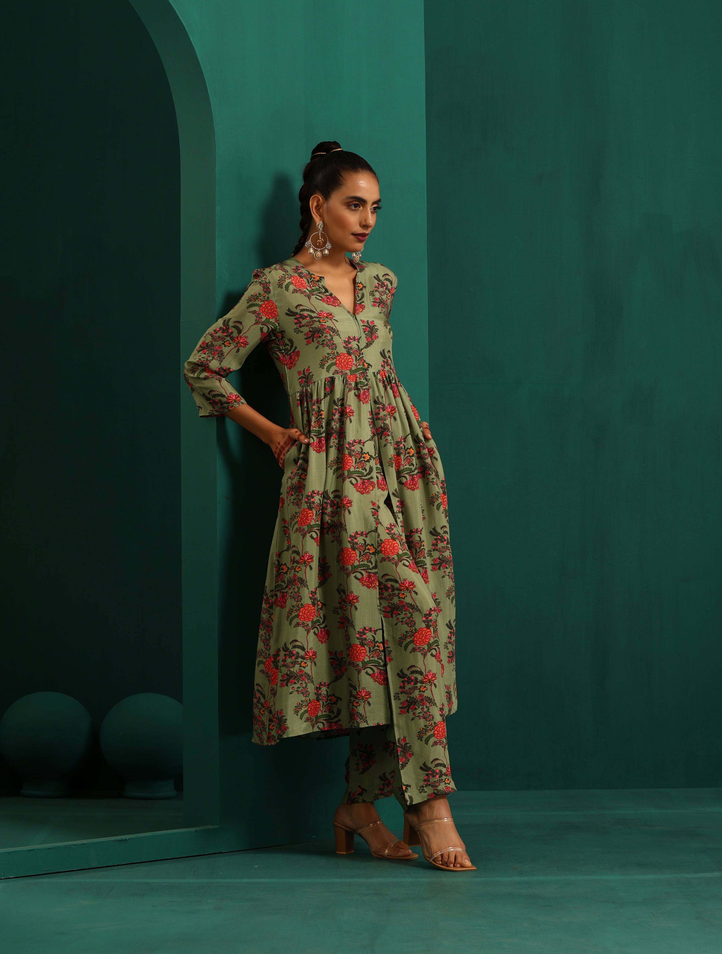trueBrowns Green Floral Muslin Silk Printed Front Slit Kurta Pant Set