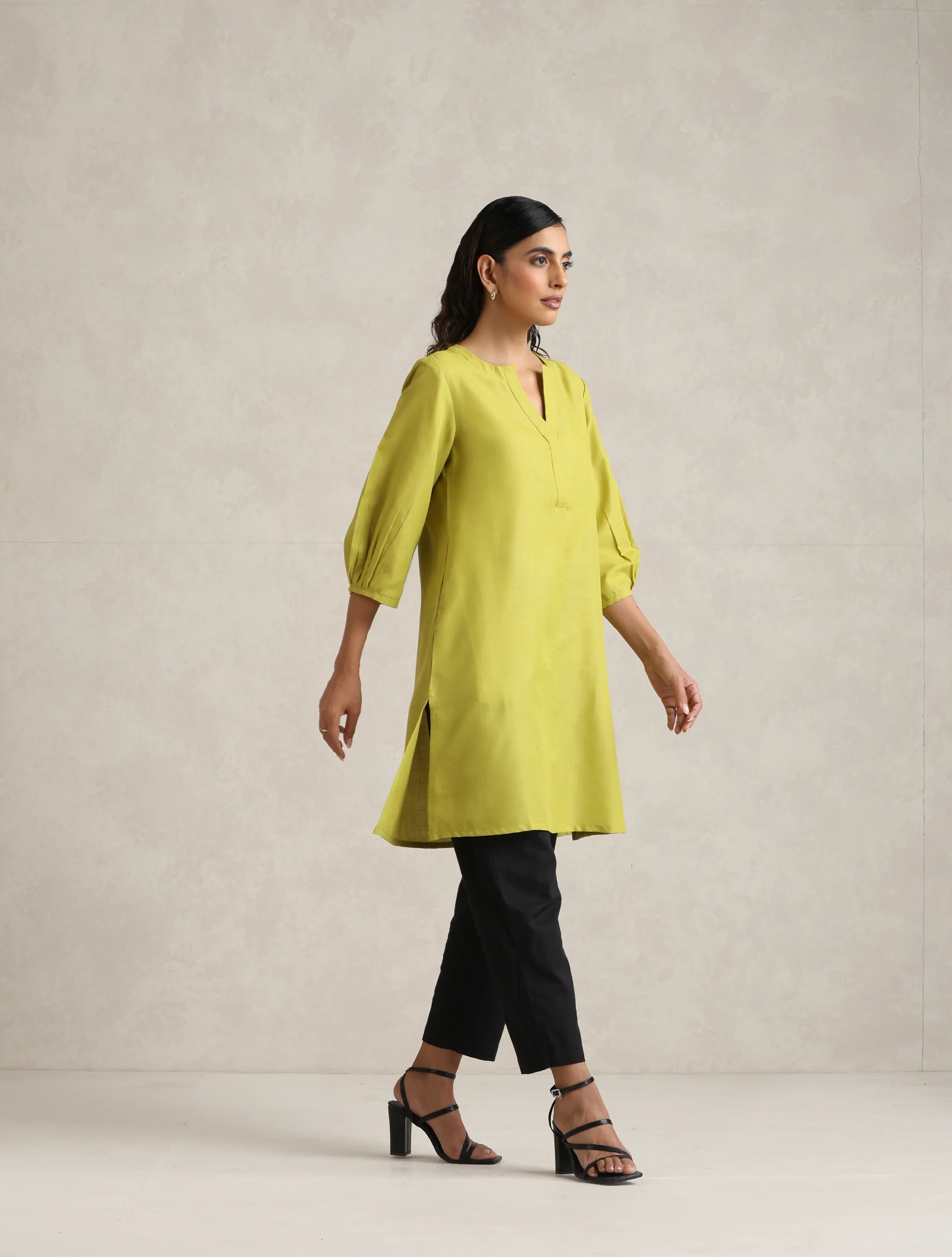 trueBrowns Green Cotton Blend Short Kurta