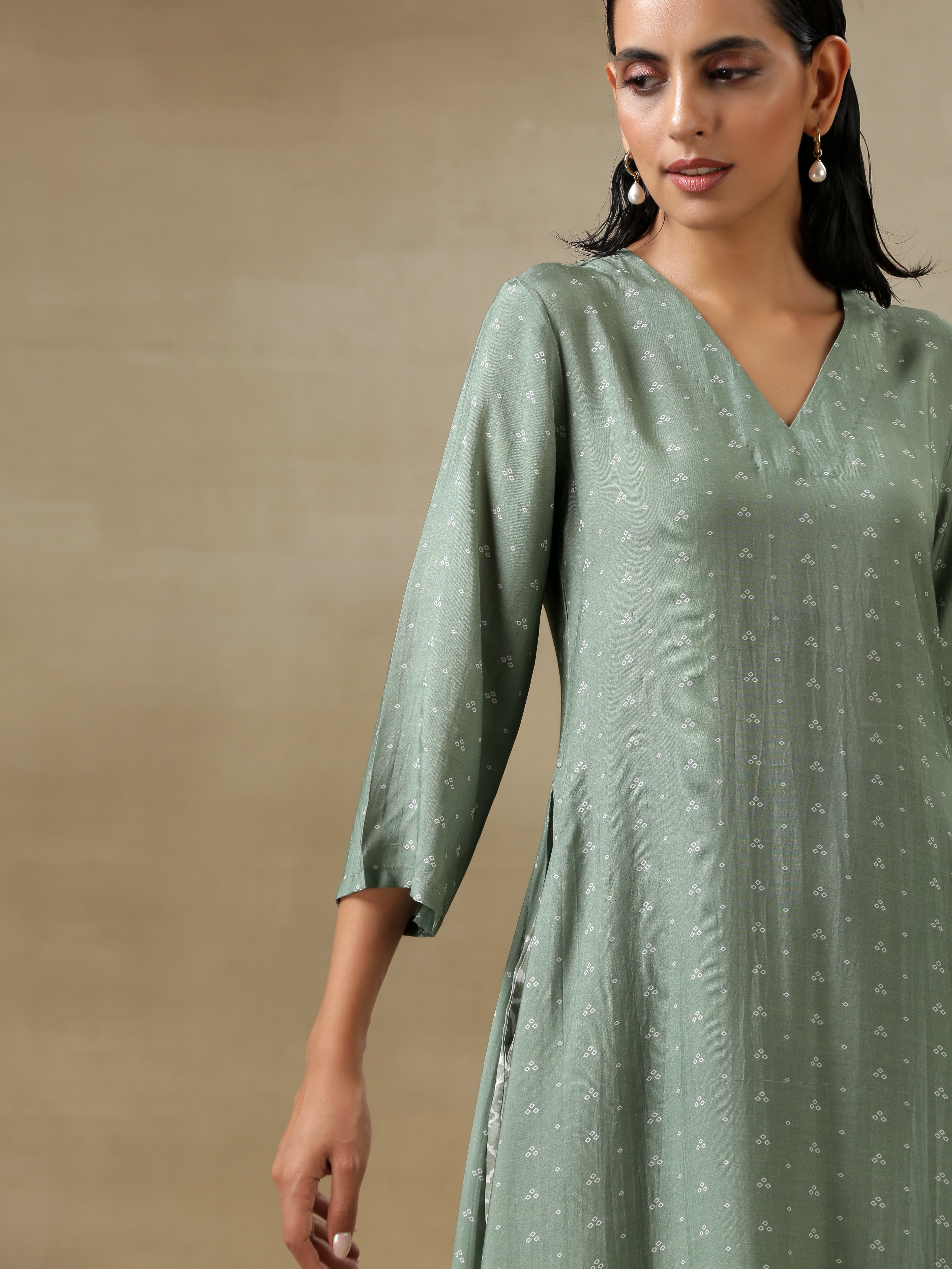 trueBrowns Light Green Bandhani Printed Silk High Slit Kurta Pant Set