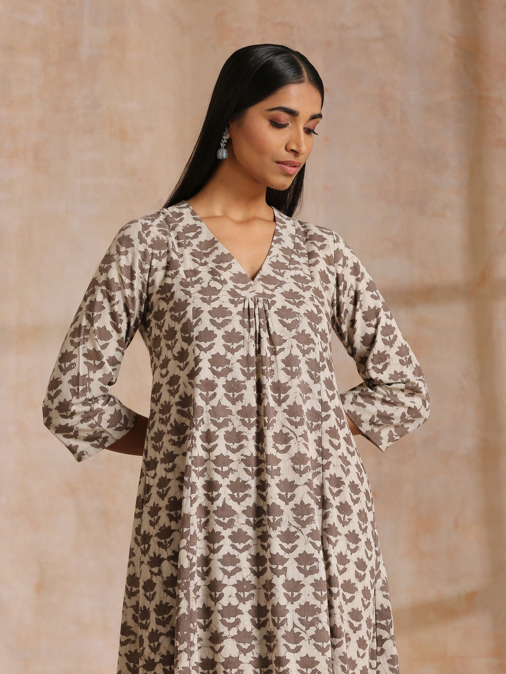 trueBrowns Clay Dabu Buta Print Cotton Front Neck Gathered Kurta Pant Set