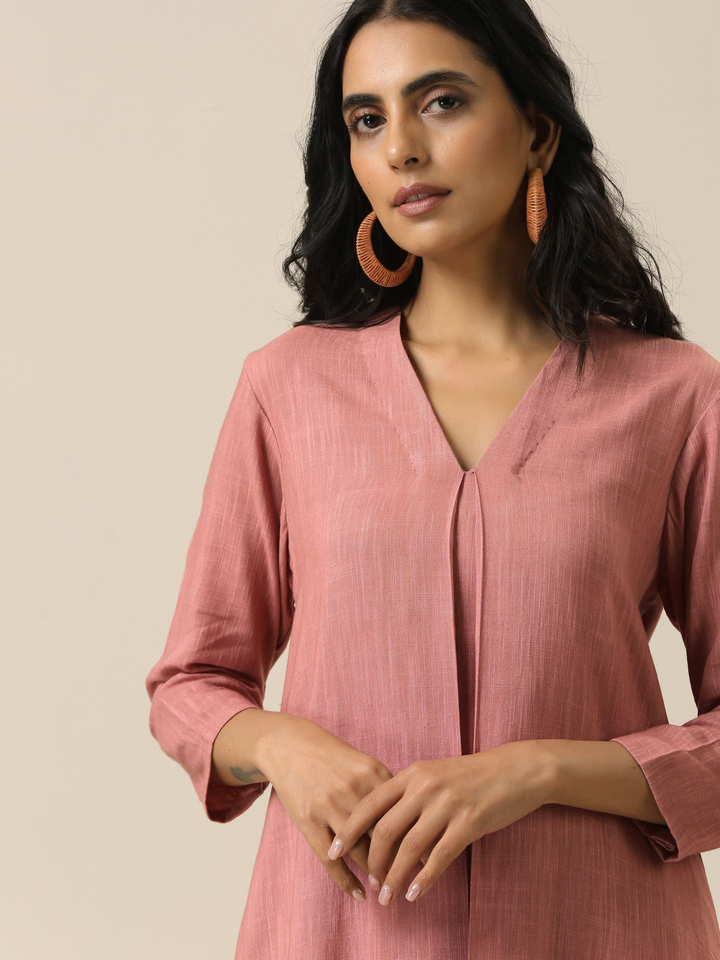 trueBrowns Light Mauve Slub Texture Neck Pleat Kurta Pant Set