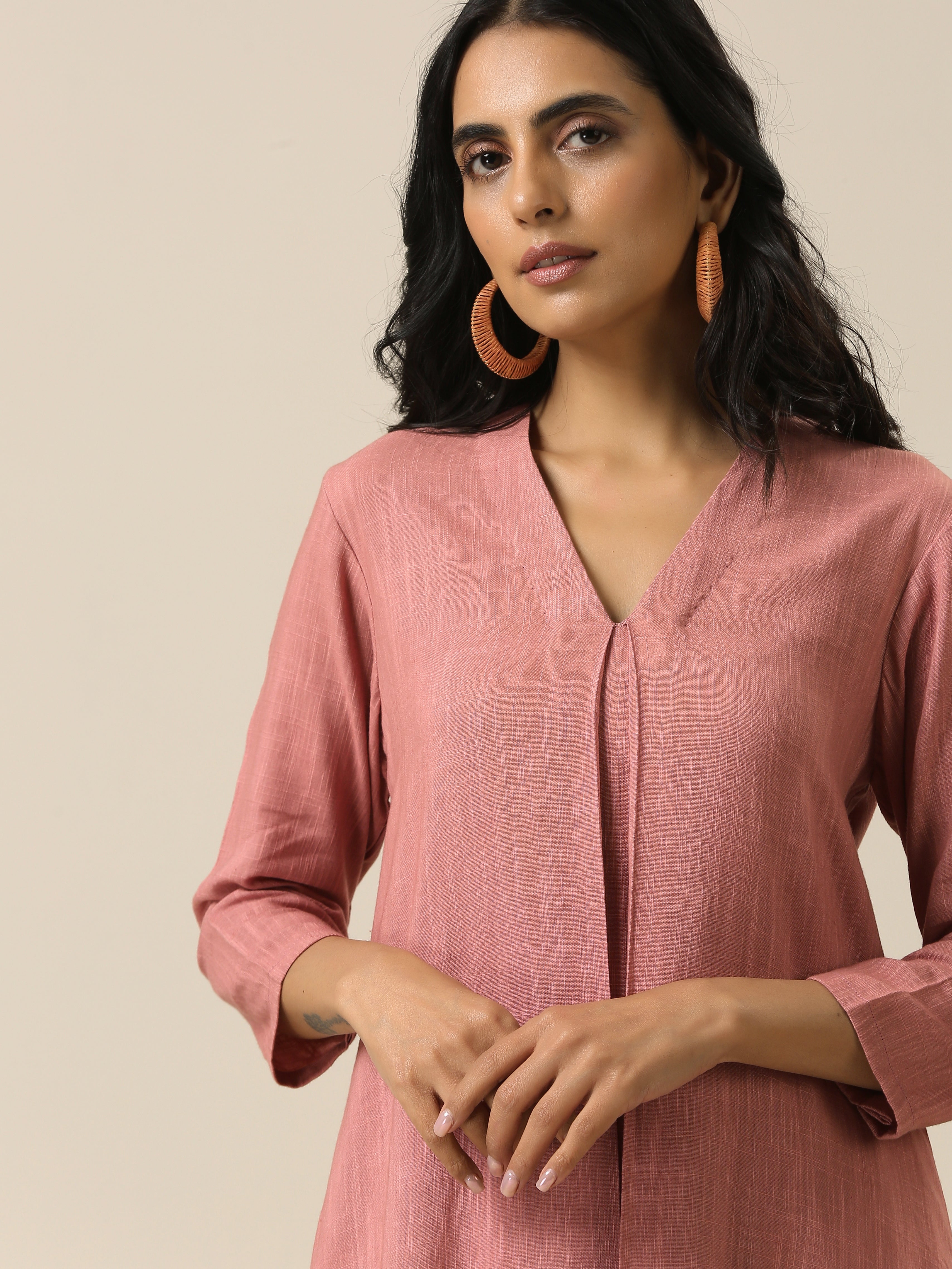 trueBrowns Light Mauve Slub Texture Neck Pleat Kurta Pant Set
