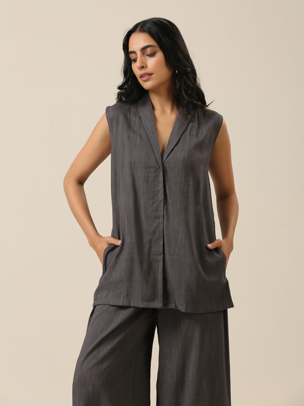 trueBrowns Slate Grey Slub Texture Sleevesless Jacket Pant Set