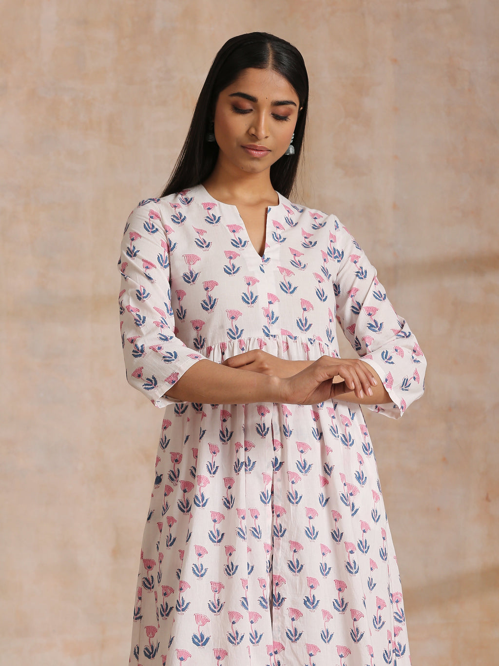 trueBrowns White With Pink Blue Buta Block Print Cotton Kurta Pant Set