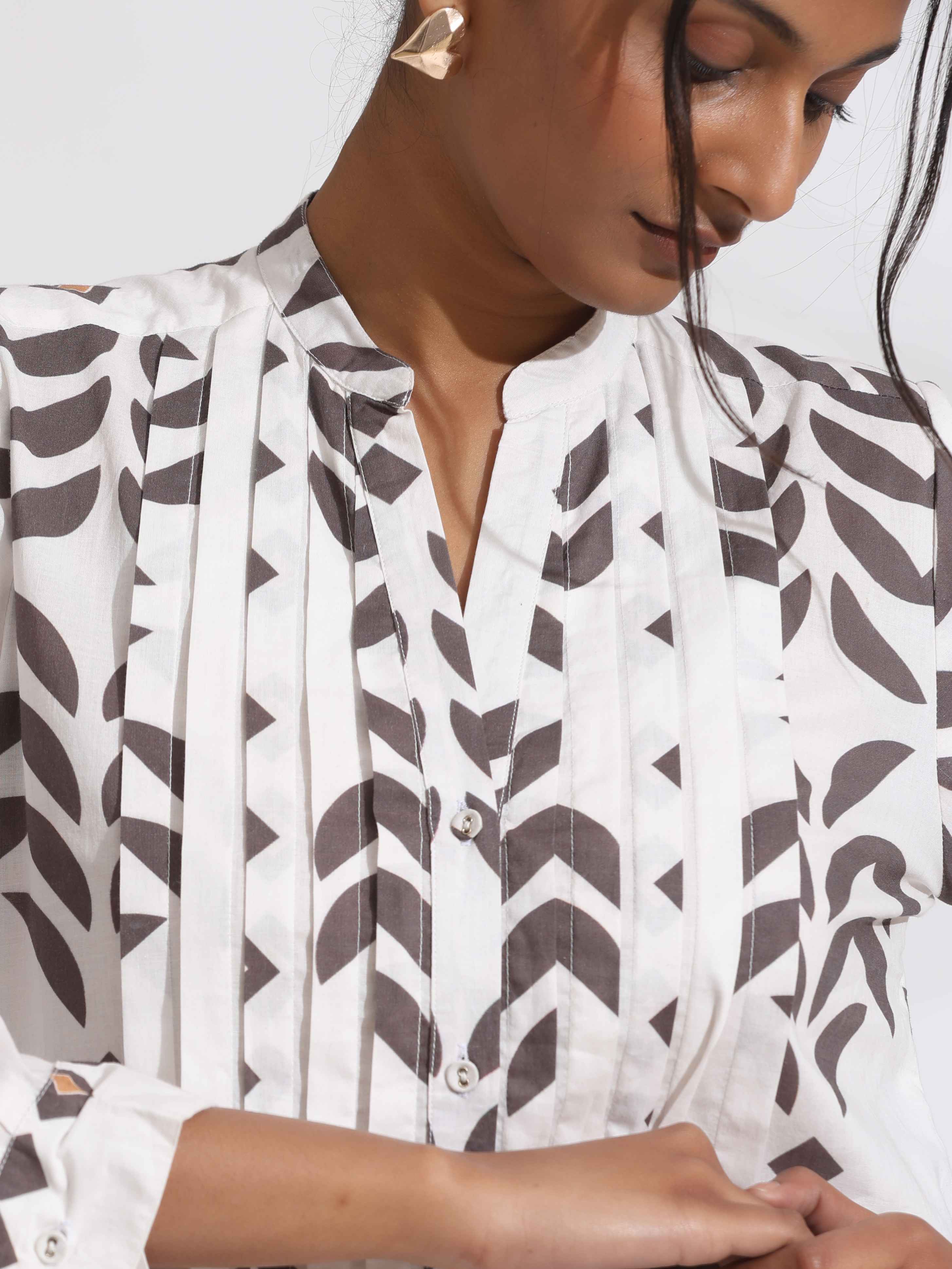 trueBrowns White Cotton Stripe Print Pleated Kurta Set