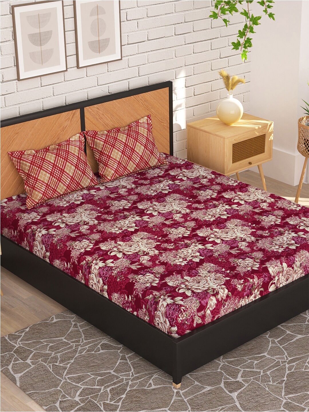 Story@home Arena Magenta & White Floral Microfiber 180 TC Queen Bedsheet & 2 Pillow Covers