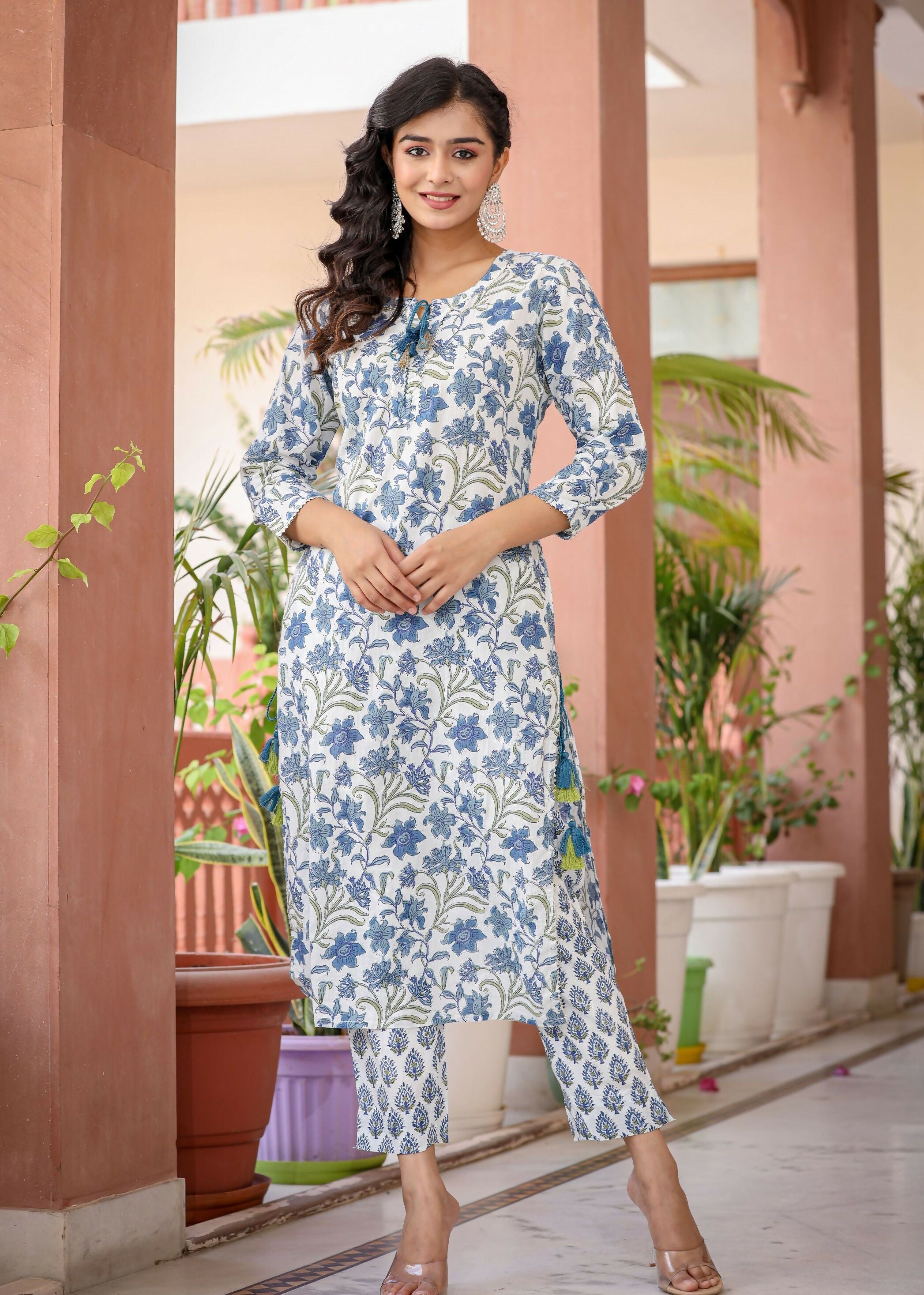 Kaajh Women's White Blue Floral Print Kurta Pant Set