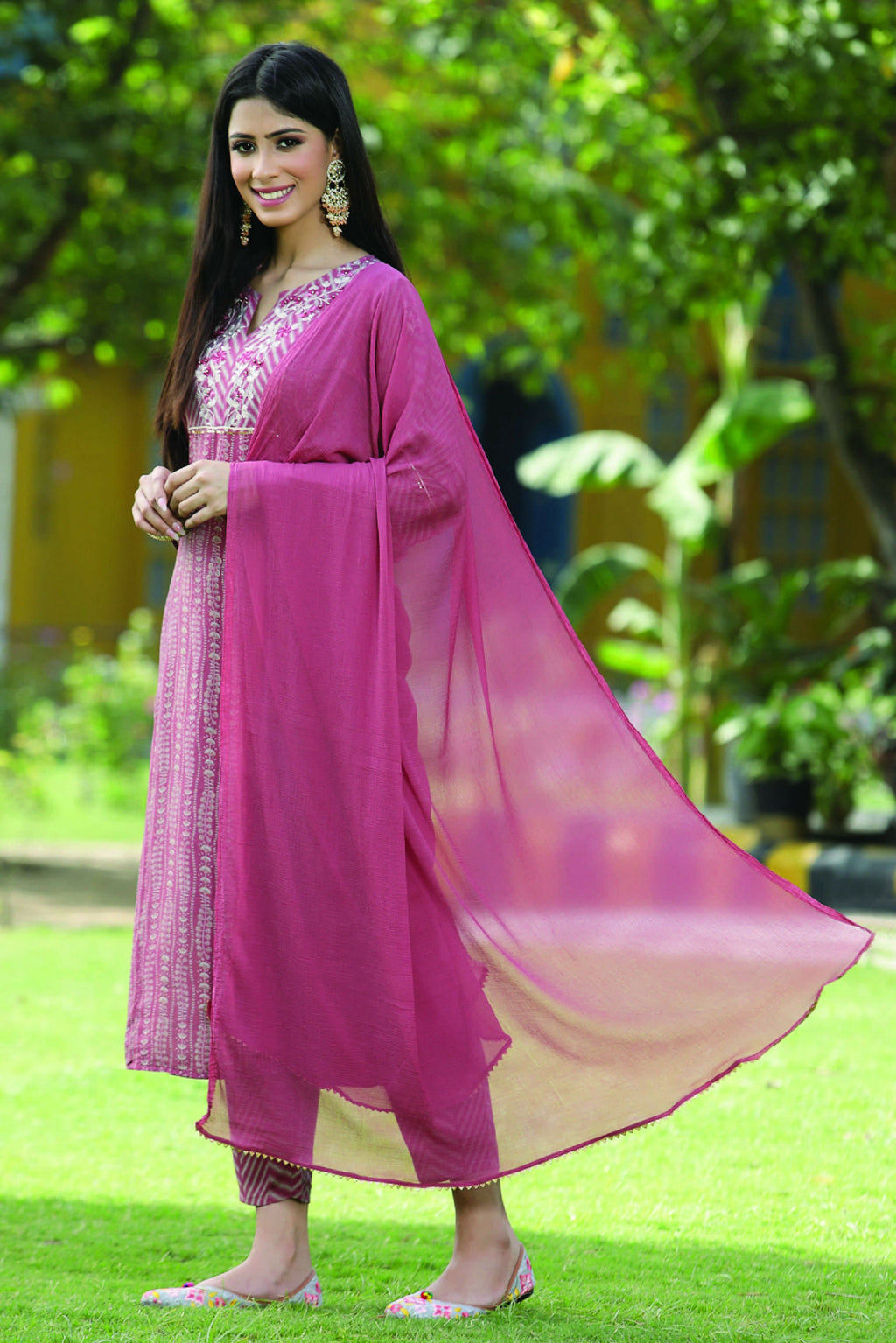 Juniper Onion Pink Ethnic Motif Printed Muslin with Zari Embroidery Kurta Pants & Chiffon Dupatta Set.