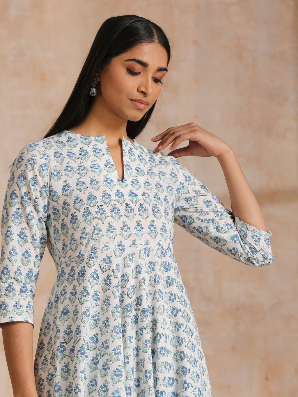 trueBrowns White With Blue Green Buta Print Cotton Flared Kurta Pant Set