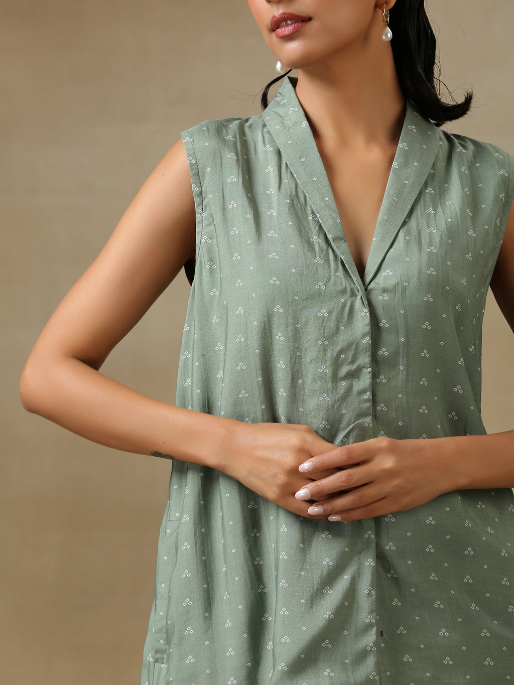 trueBrowns Light Green Bandhani Printed Silk Sleevesless Jacket Pant Set