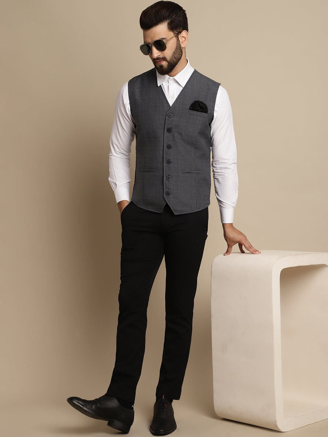 Even Apparels Men's Grey Waistcoat with welt pockets