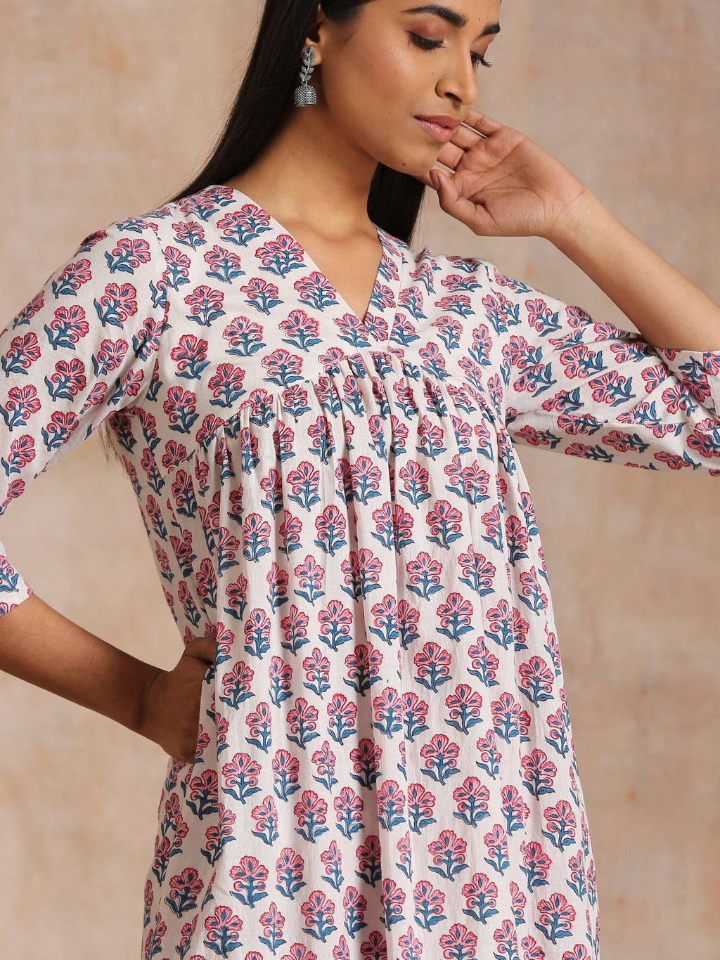 trueBrowns White With Pink Blue Floral Block Print Cotton Flared Slit Kurta Pant Set