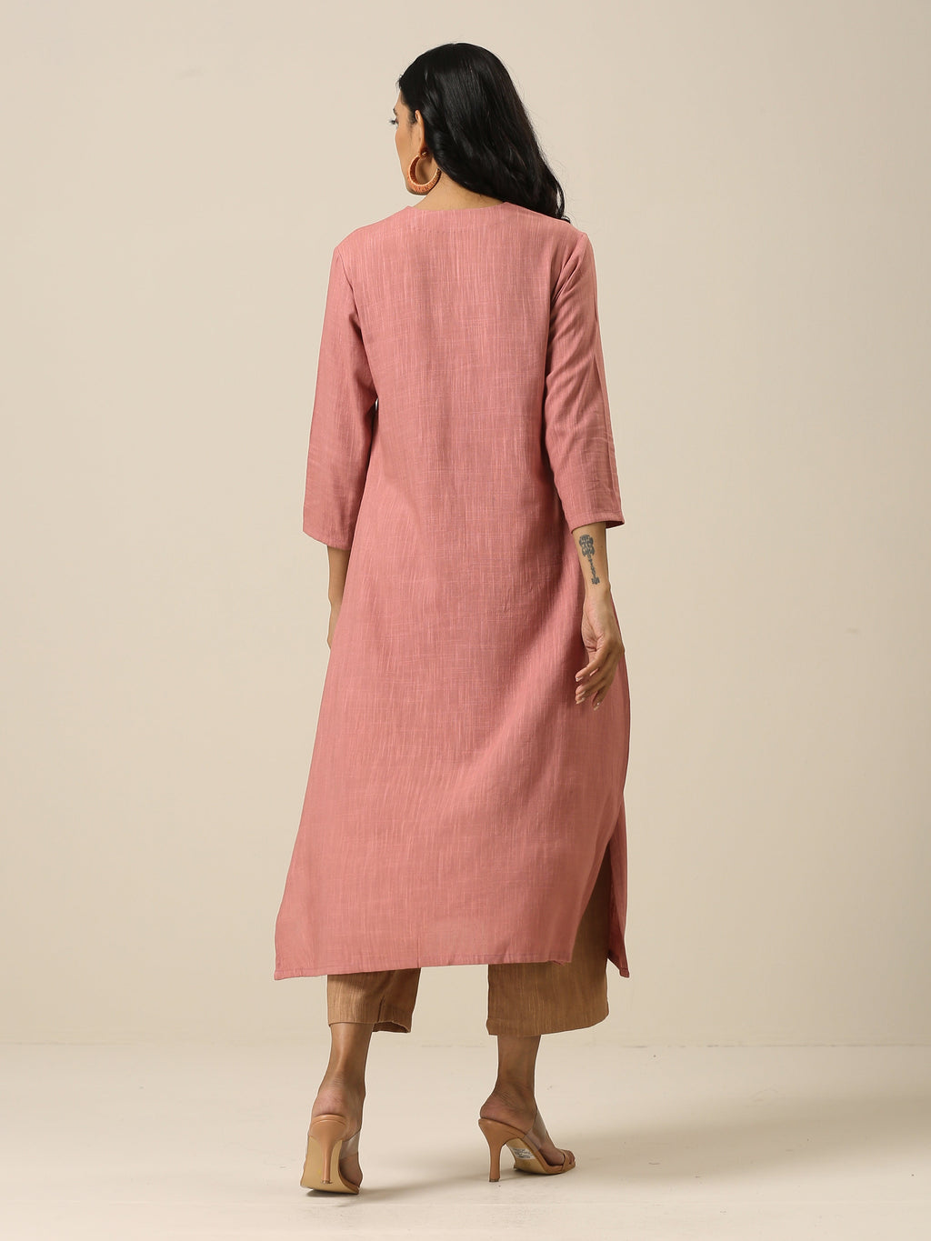 trueBrowns Light Mauve Slub Texture Neck Pleat Kurta Pant Set