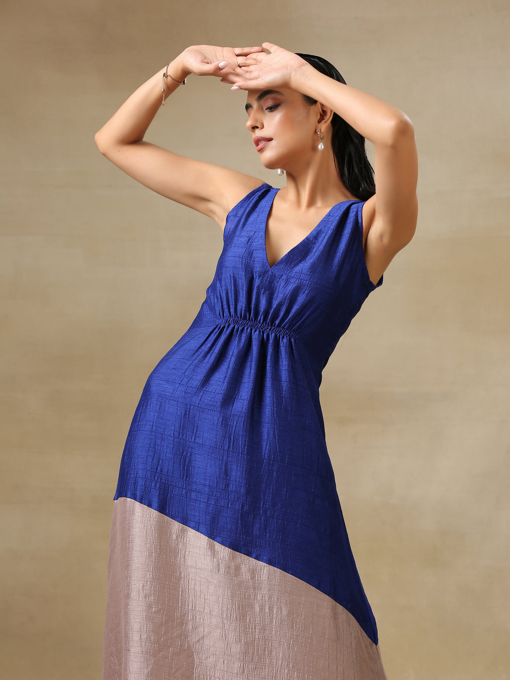trueBrowns Blue and Grey Textured Silk Sleeveless Round Hemline Kurta Pant Set