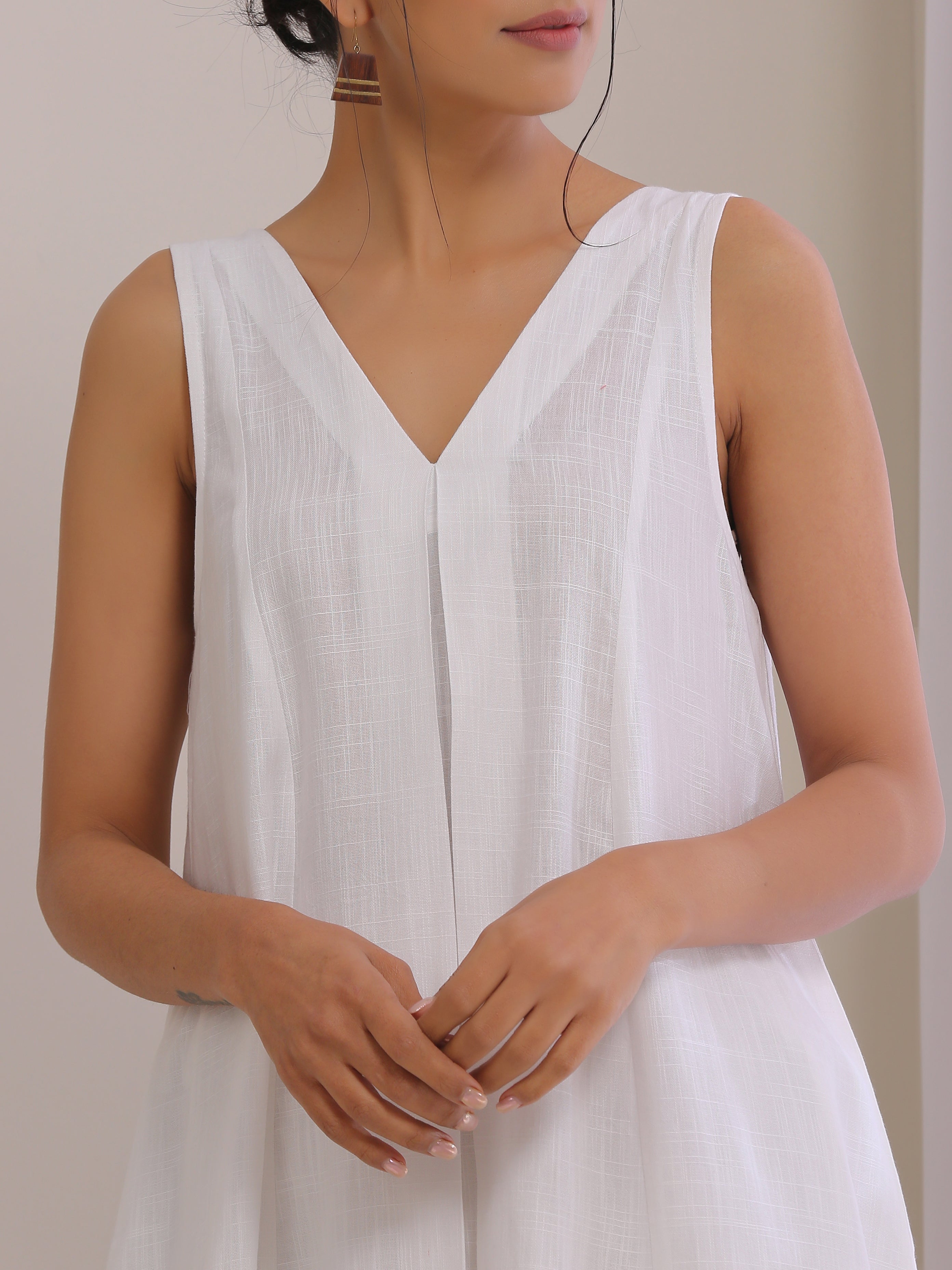trueBrowns White Slub Texture Sleeveless Flared Kurta Pant Set