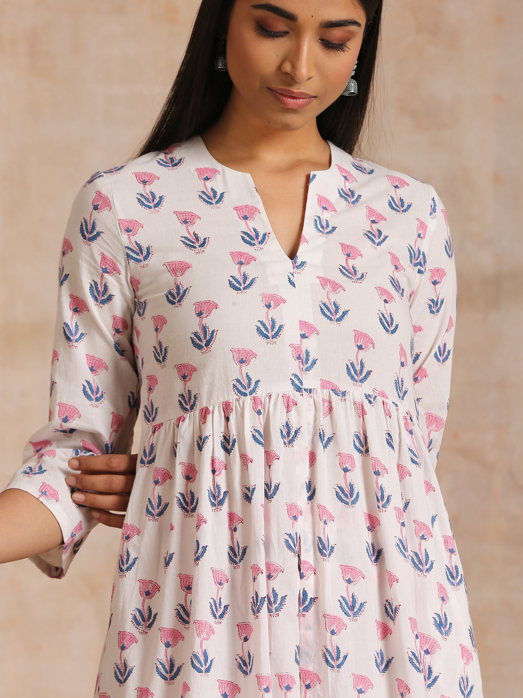 trueBrowns White With Pink Blue Buta Block Print Cotton Kurta Pant Set