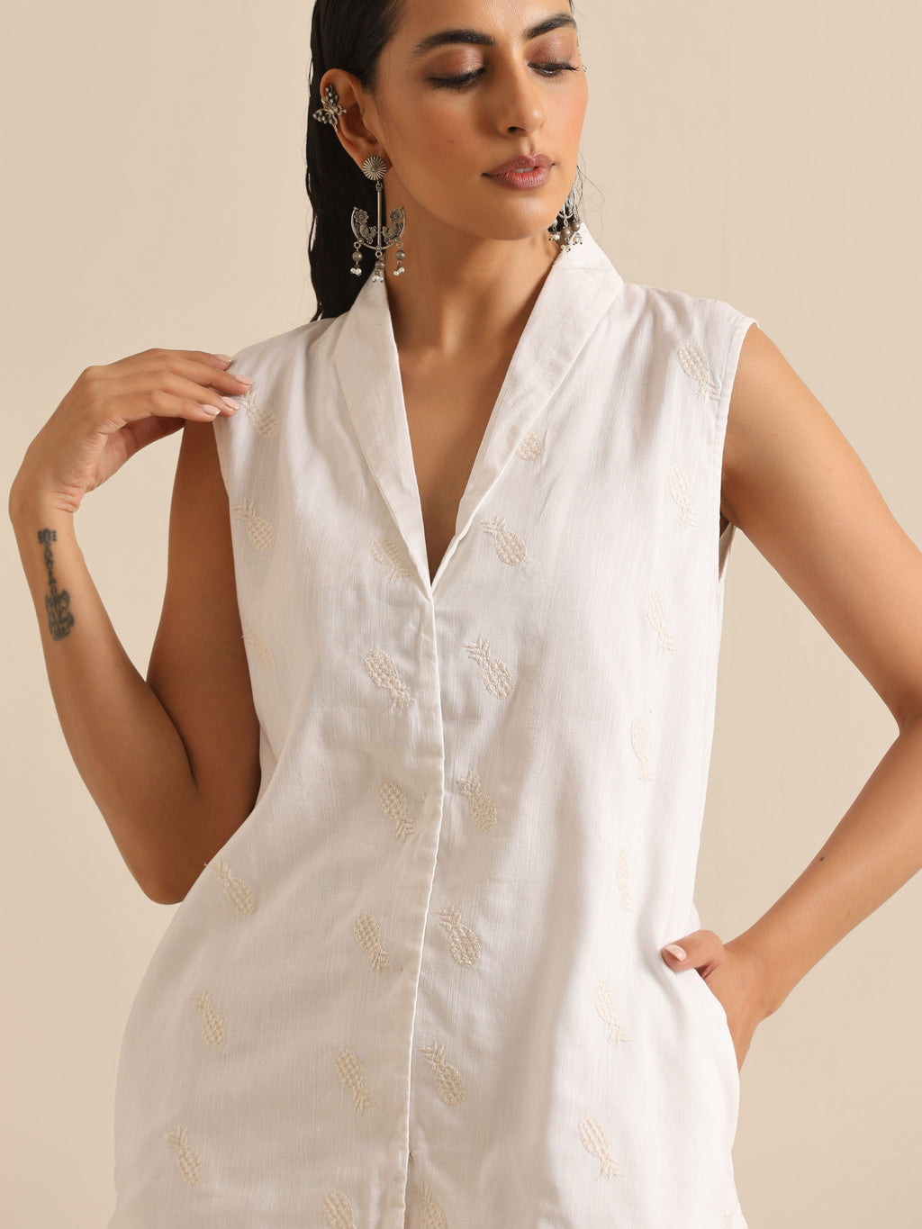trueBrowns White Pineapple Sleeveless Jacket Pant Set