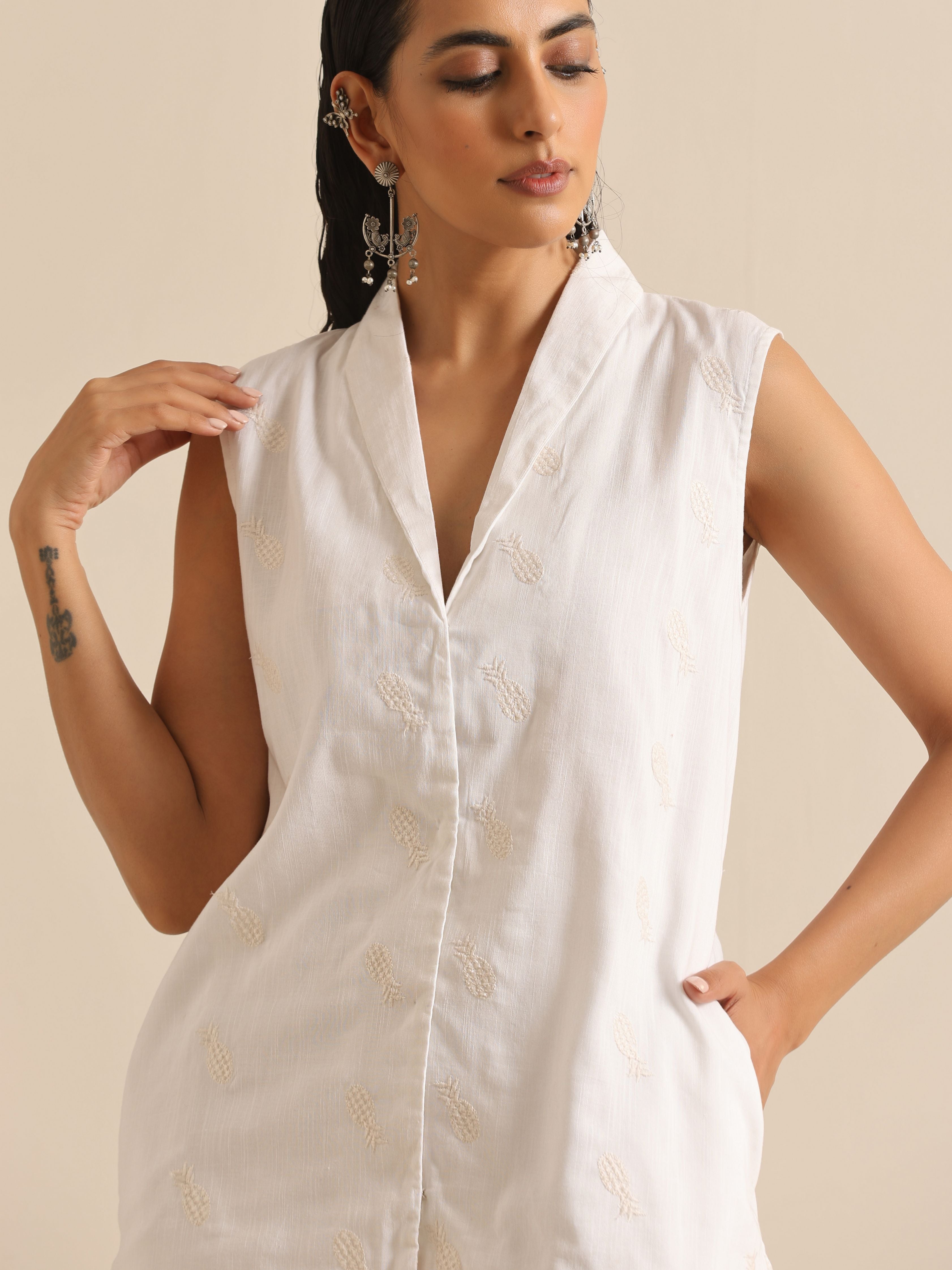 trueBrowns White Pineapple Sleeveless Jacket Pant Set