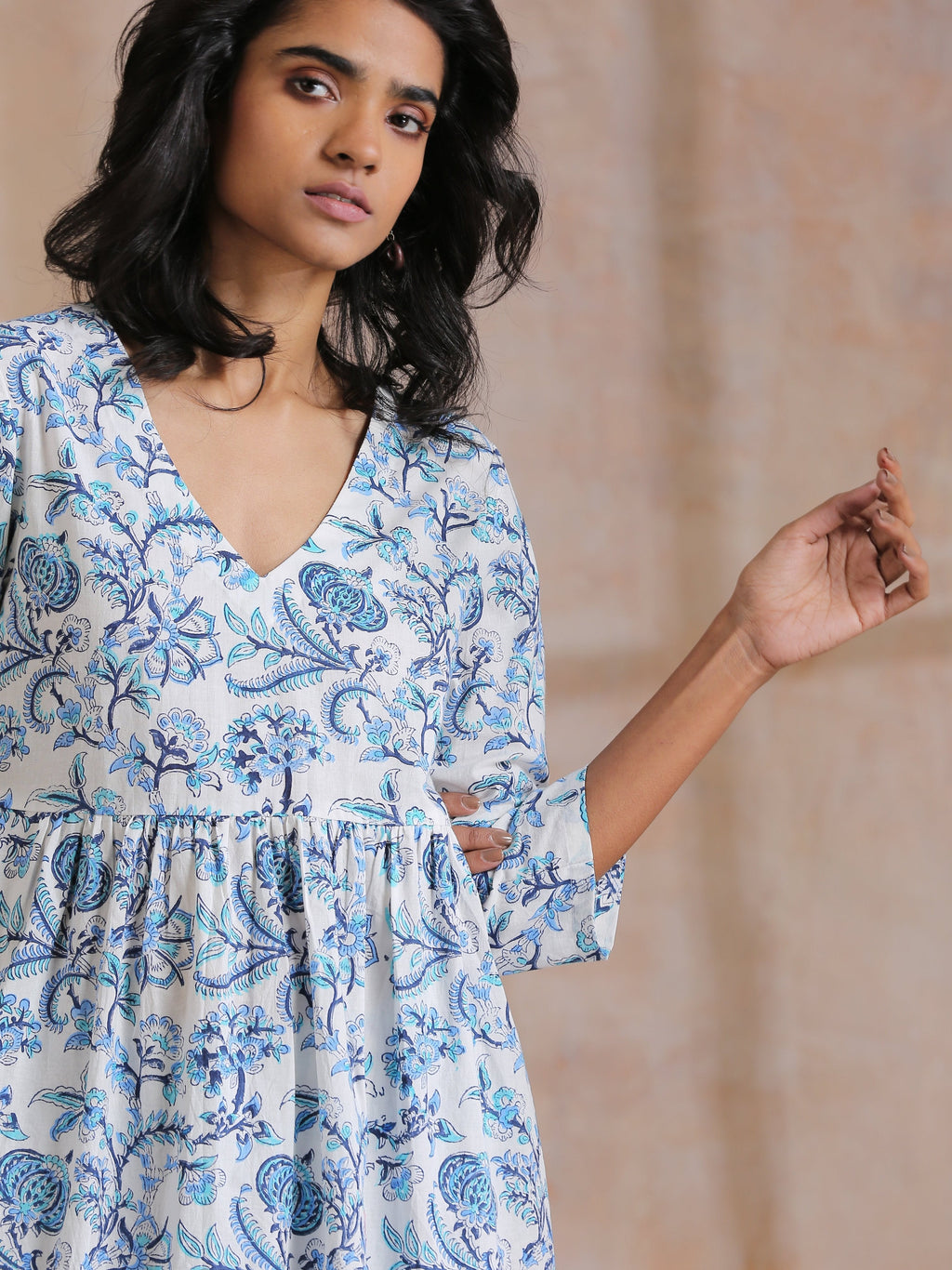 trueBrowns White With Overall Blue Print Cotton Slit Gathered Kurta Set