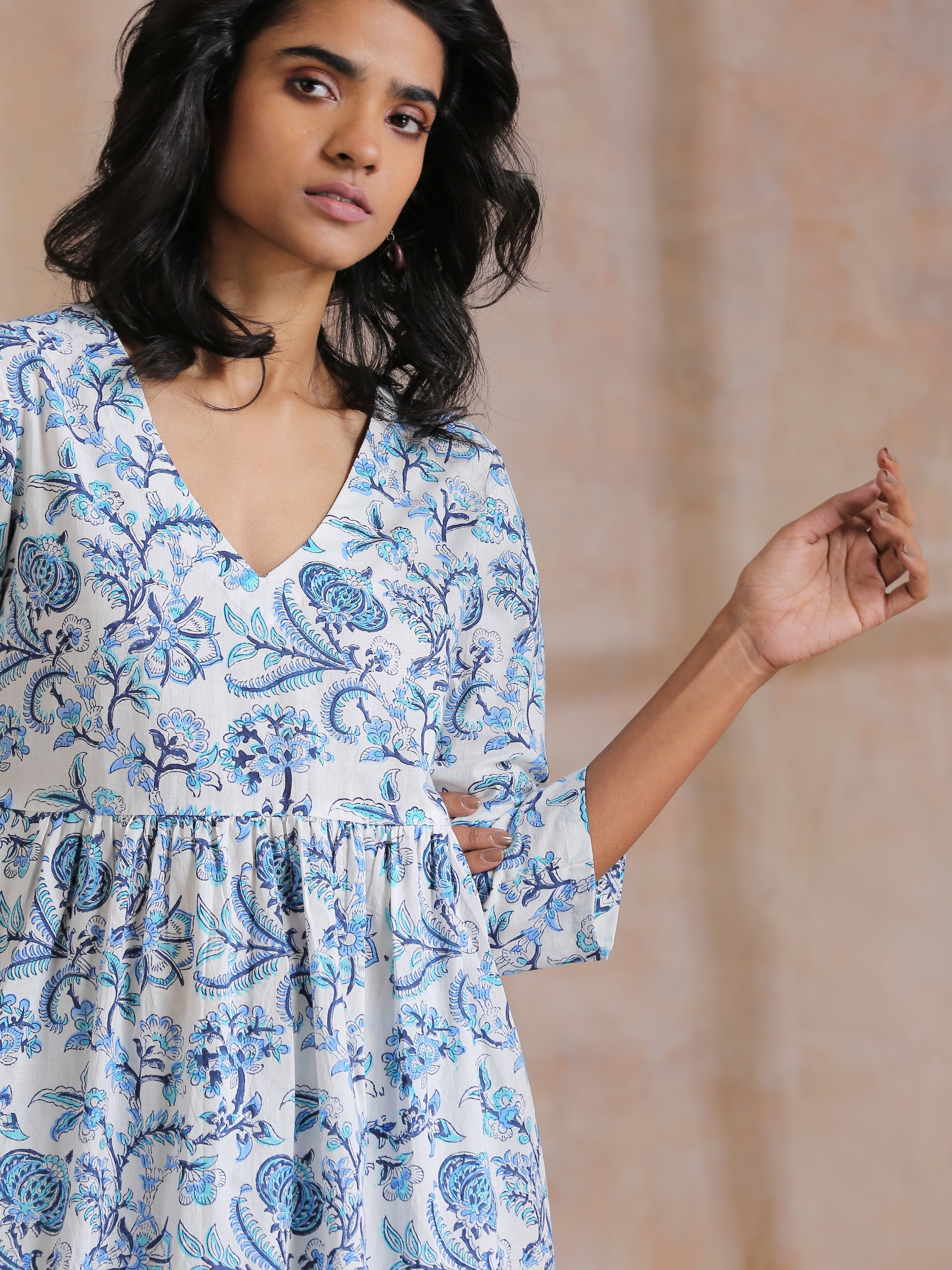 trueBrowns White With Overall Blue Print Cotton Slit Gathered Kurta Set