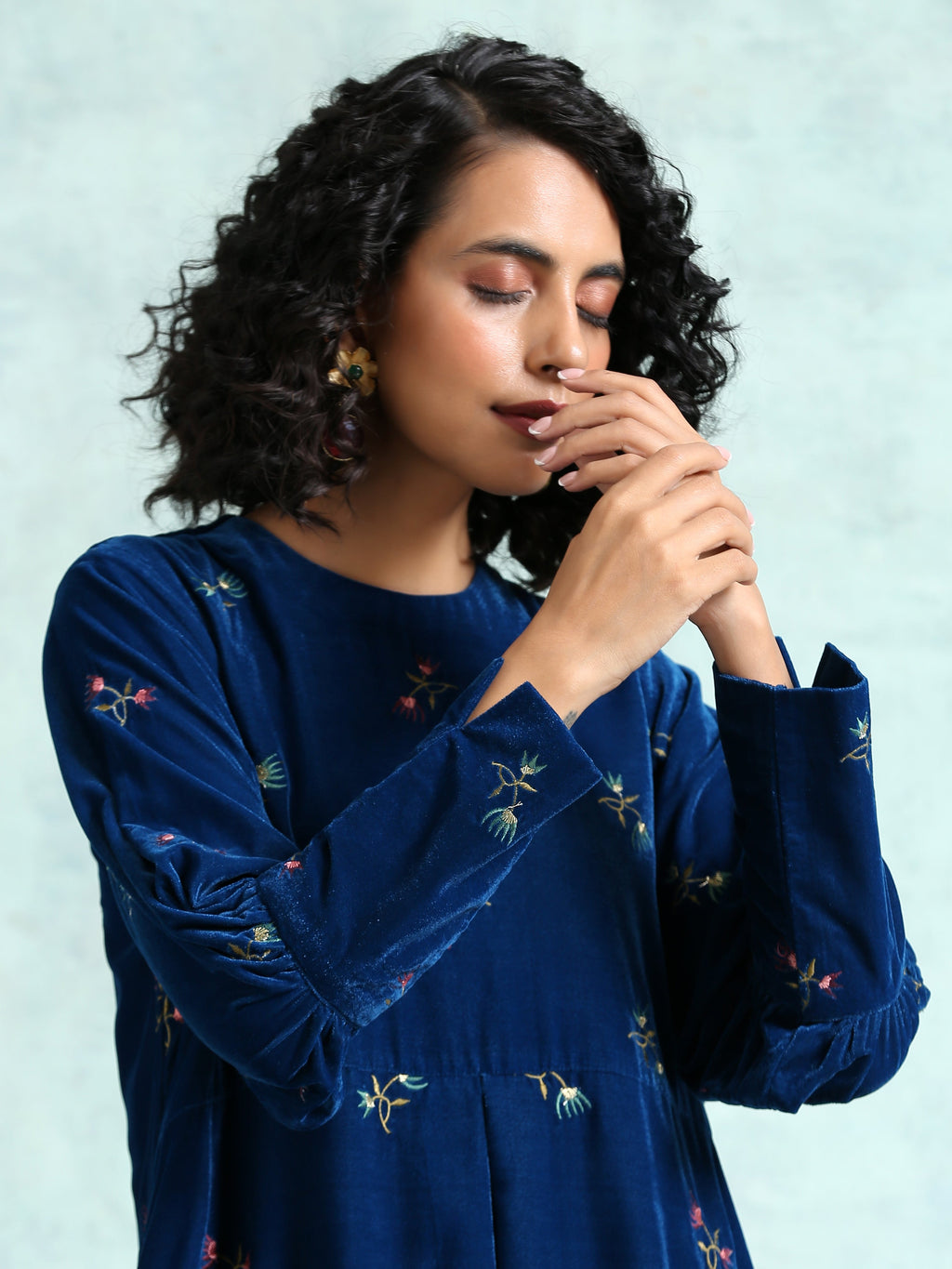 trueBrowns Blue Embroidered Velvet Puff Sleeve Kurta