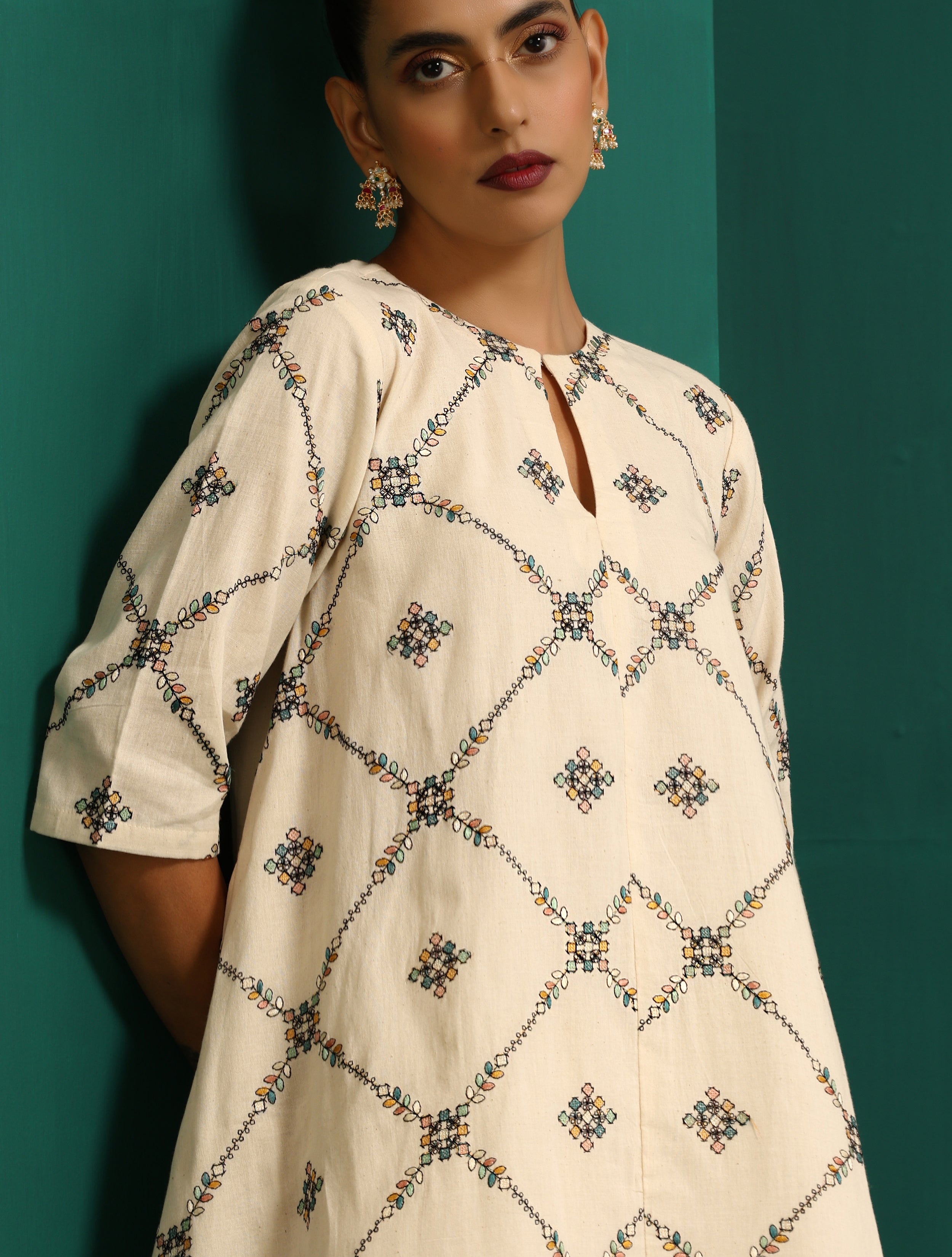 trueBrowns Ivory Rhombus Cotton Handkerchief Kurta Pant Set