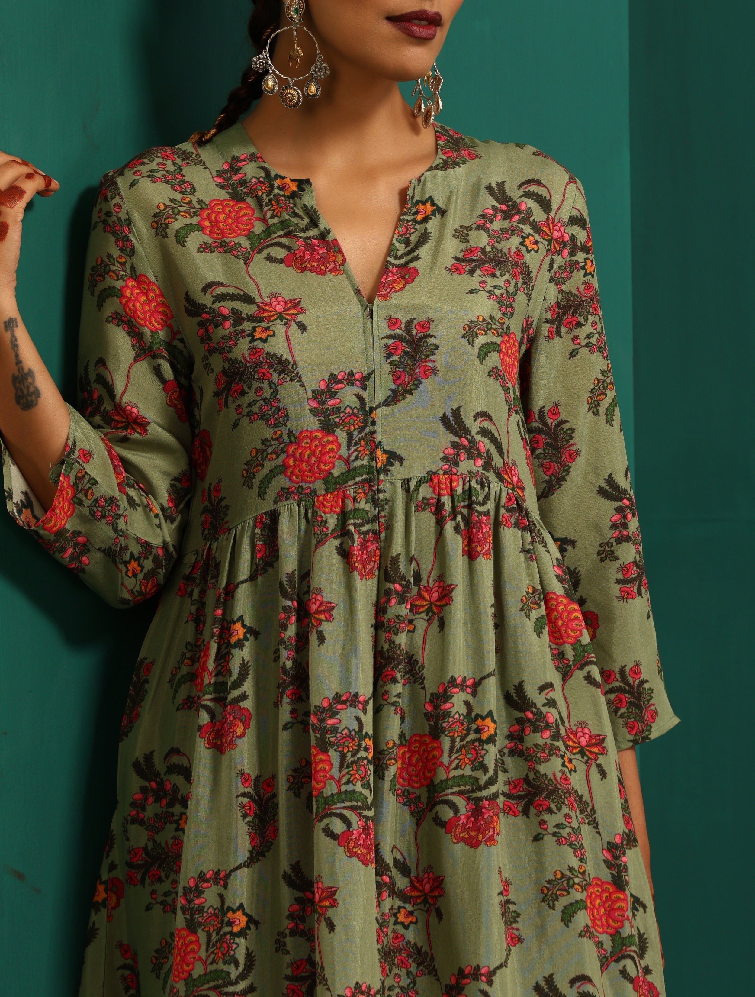 trueBrowns Green Floral Muslin Silk Printed Front Slit Kurta Pant Set